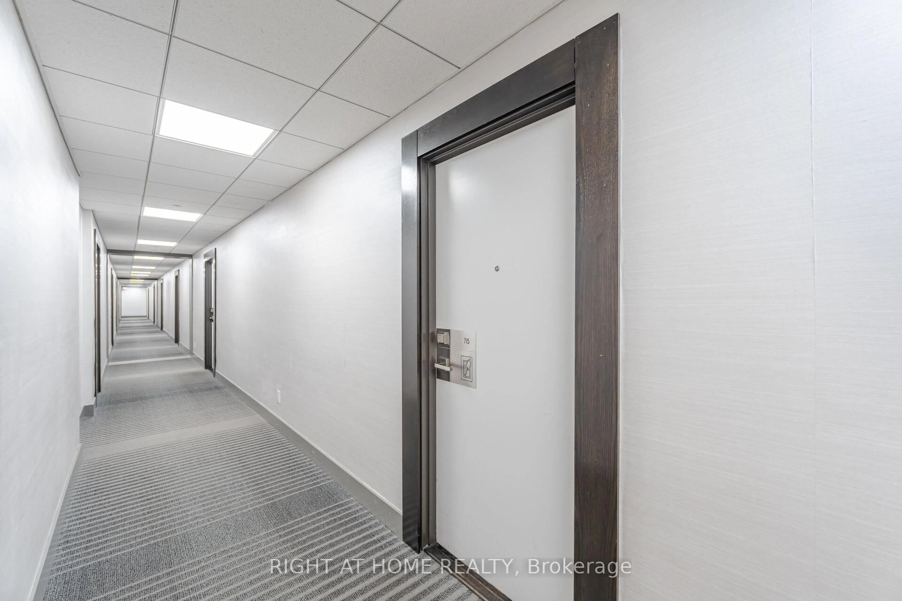 Indoor foyer for 4011 Brickstone Mews #715, Mississauga Ontario L5B 0J7