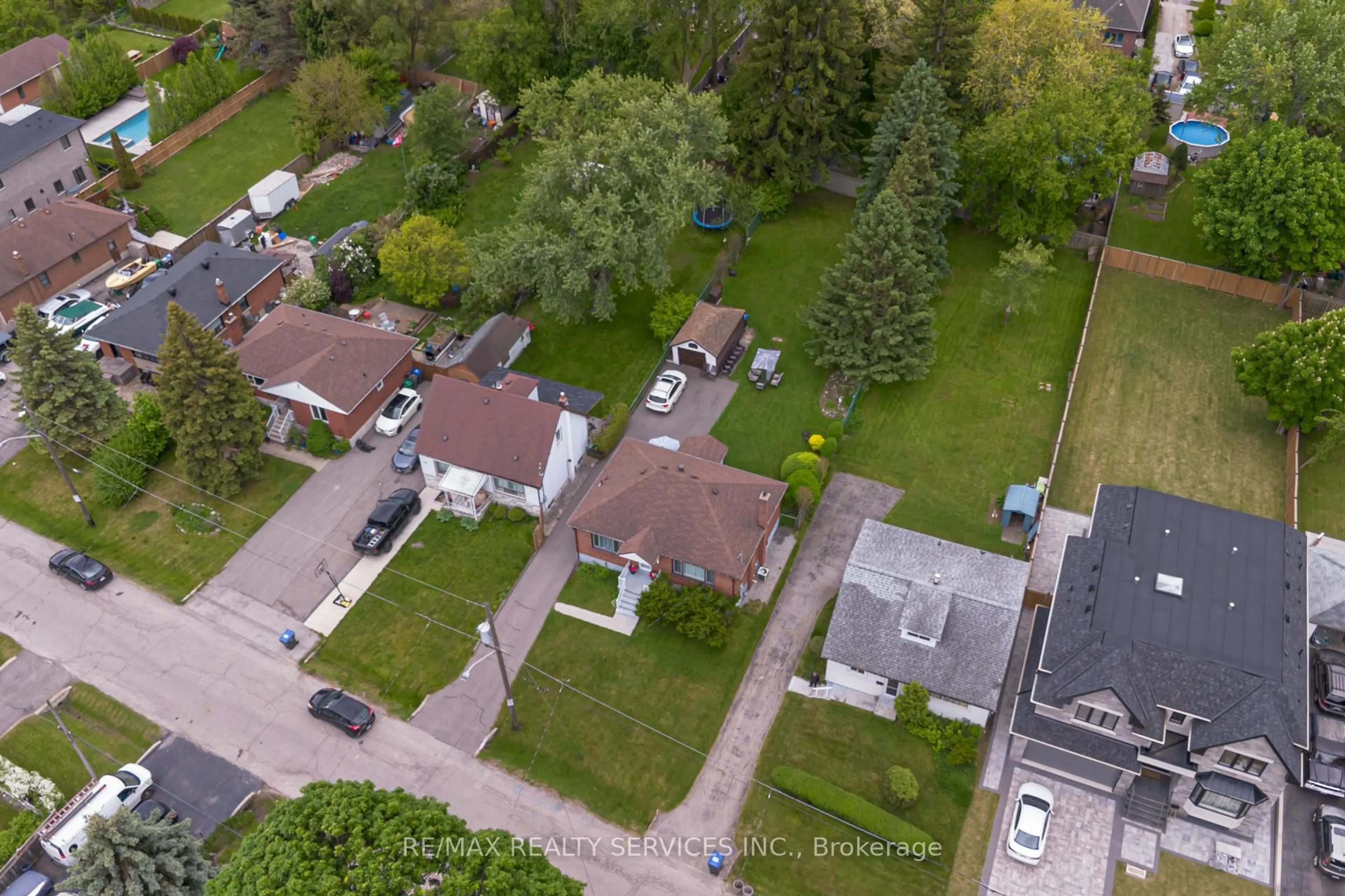 A pic from outside/outdoor area/front of a property/back of a property/a pic from drone, street for 1076 Orchard Rd, Mississauga Ontario L5E 2N9