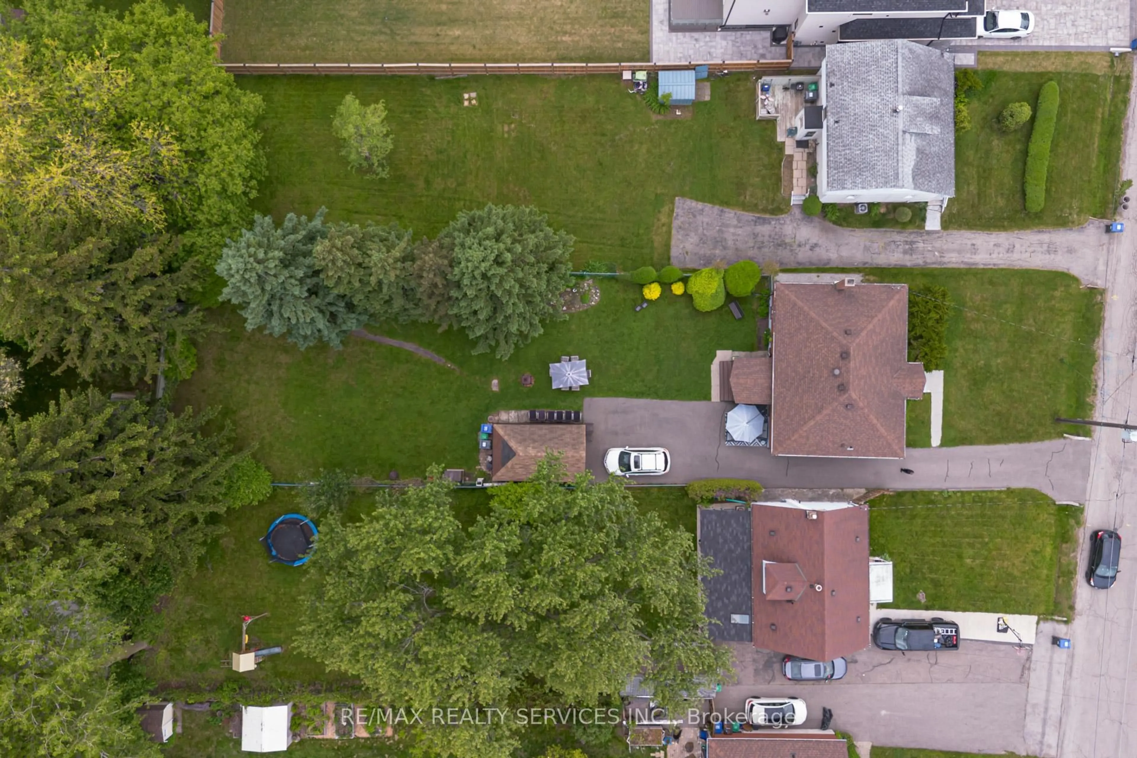 A pic from outside/outdoor area/front of a property/back of a property/a pic from drone, street for 1076 Orchard Rd, Mississauga Ontario L5E 2N9