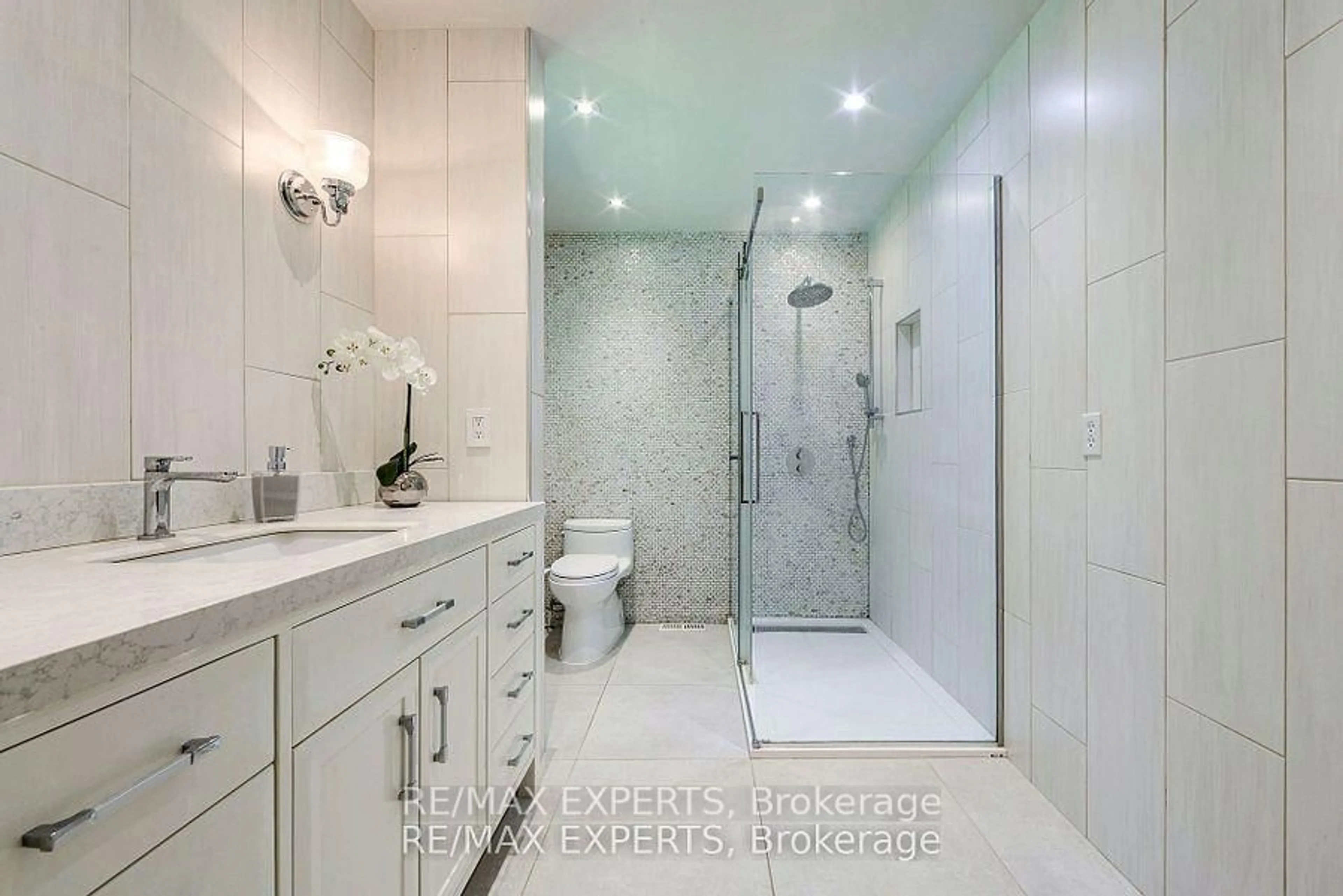 Contemporary bathroom, ceramic/tile floor for 17 Keily Cres, Caledon Ontario L7E 0R3