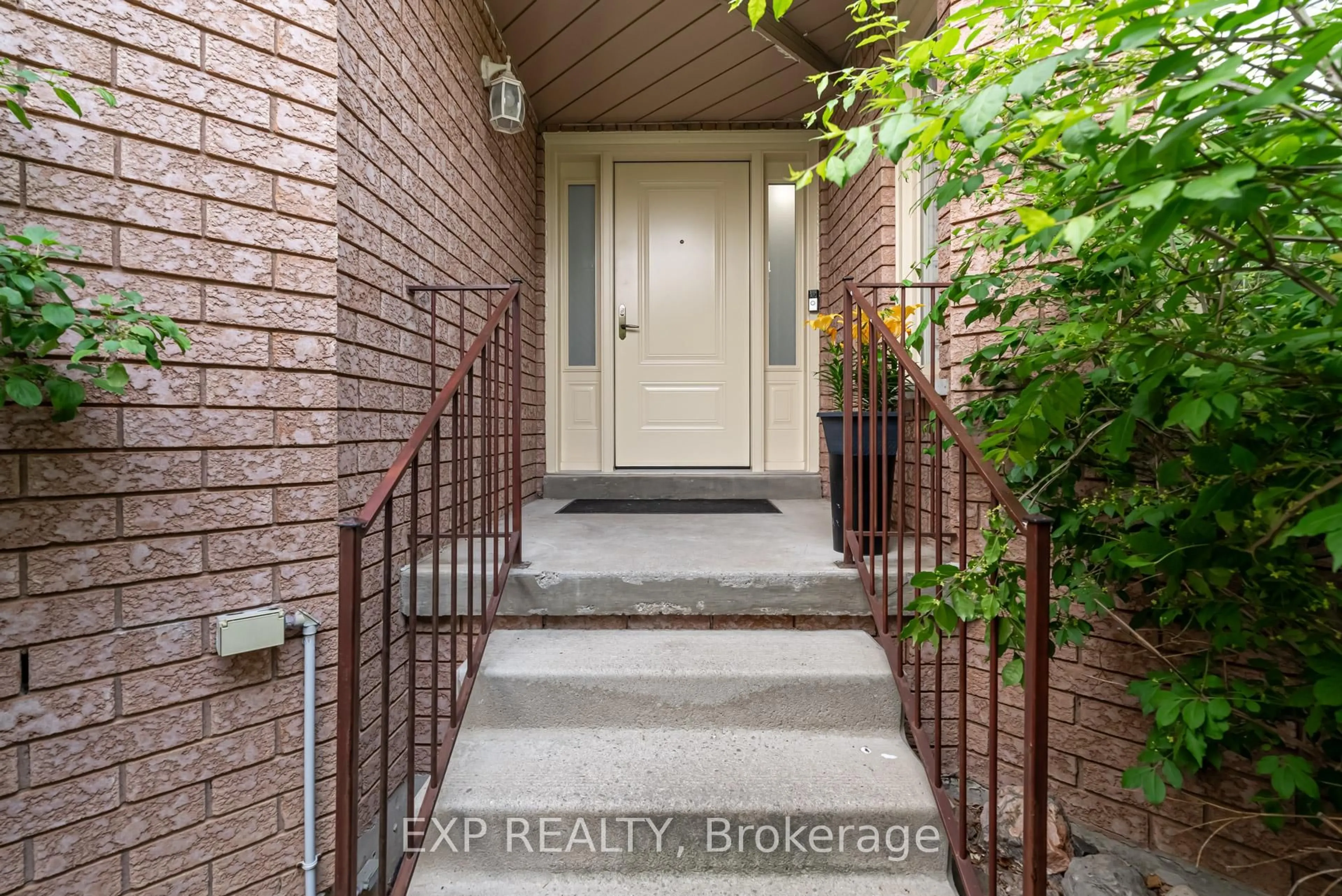 Indoor entryway for 6653 Meteor Crt, Mississauga Ontario L5N 6V9