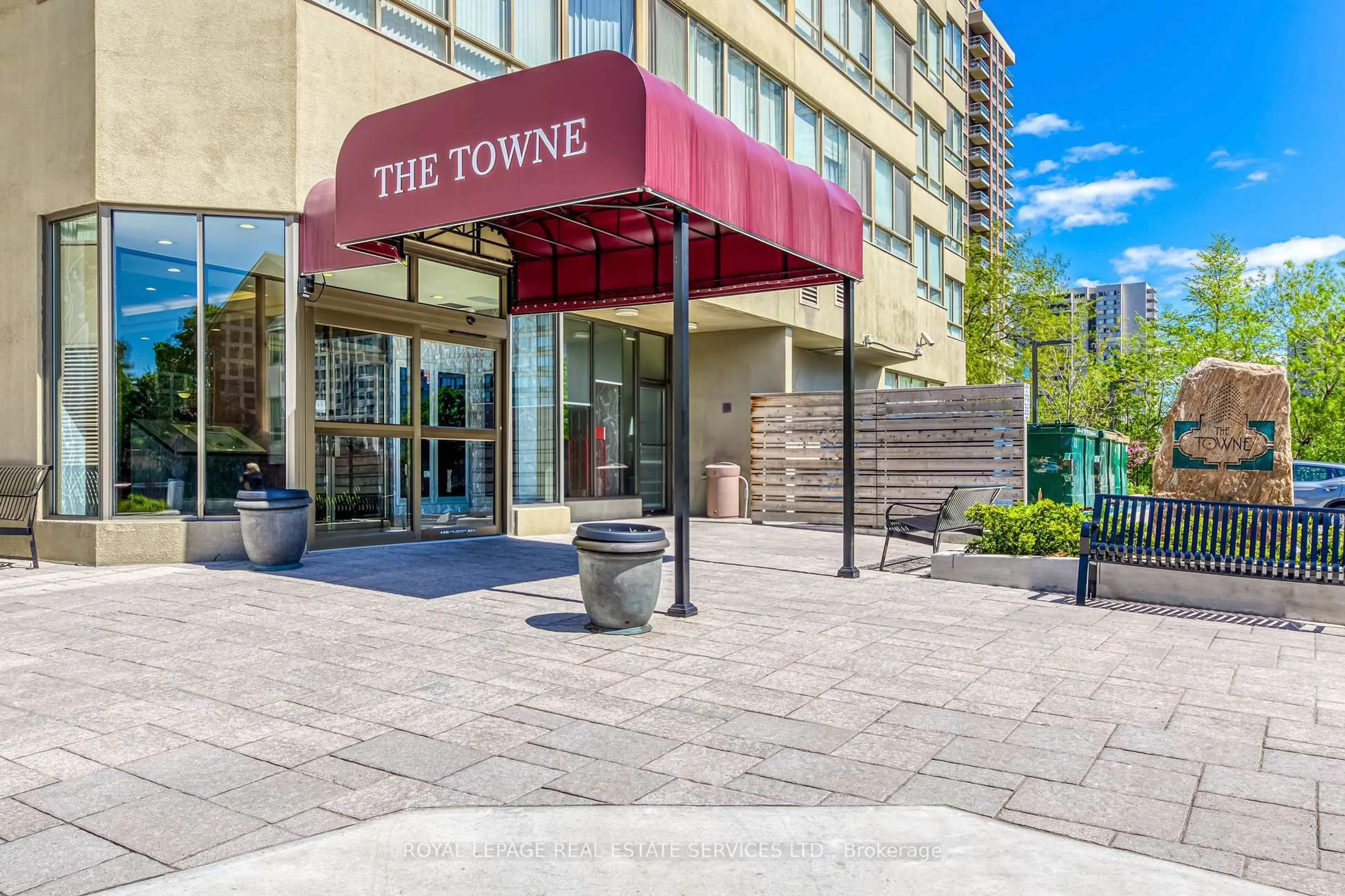 Indoor foyer for 3605 Kariya Dr #2111, Mississauga Ontario L5B 3J4