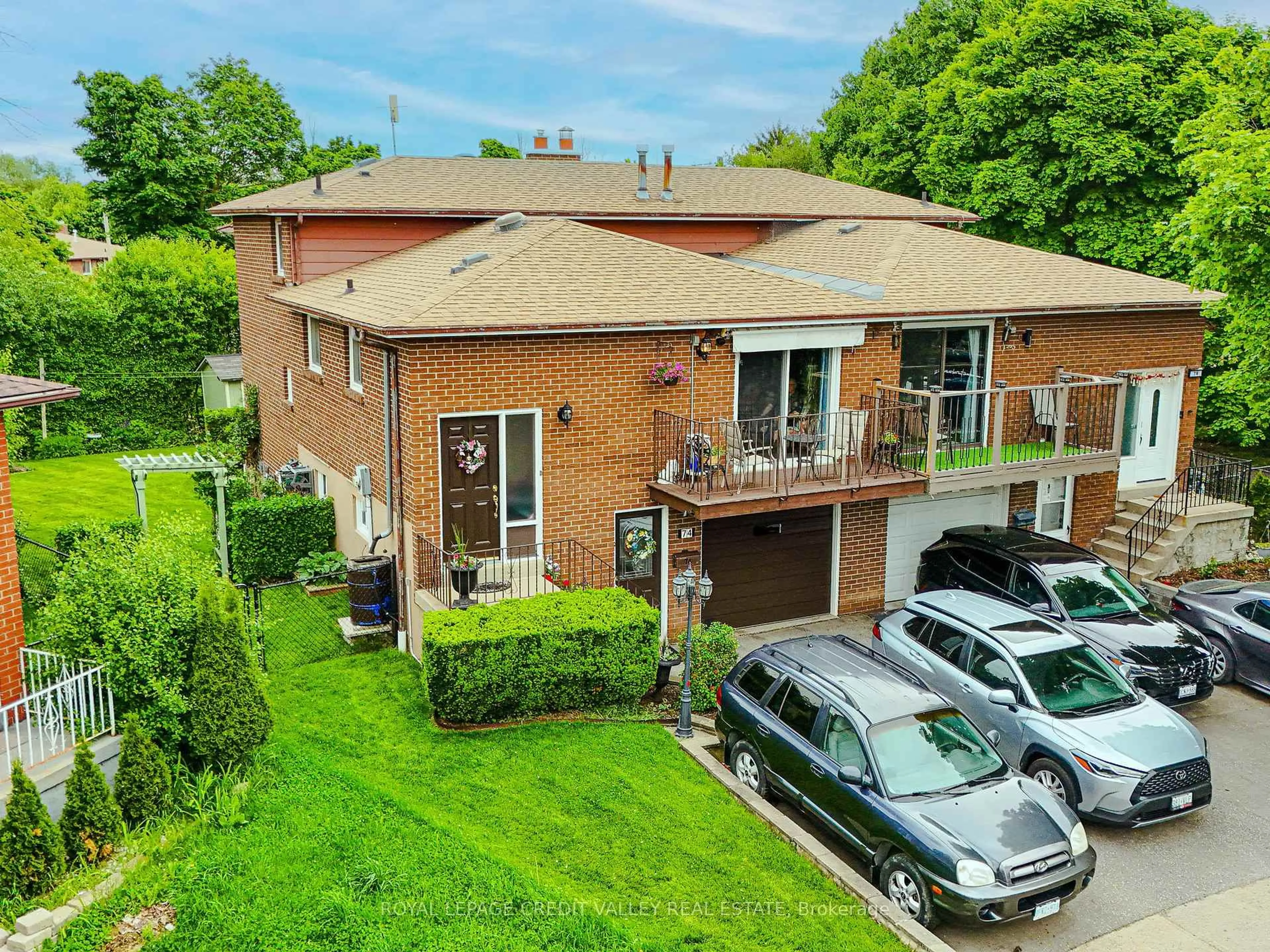 A pic from outside/outdoor area/front of a property/back of a property/a pic from drone, street for 74 Roseville Dr, Brampton Ontario L6Y 2G8