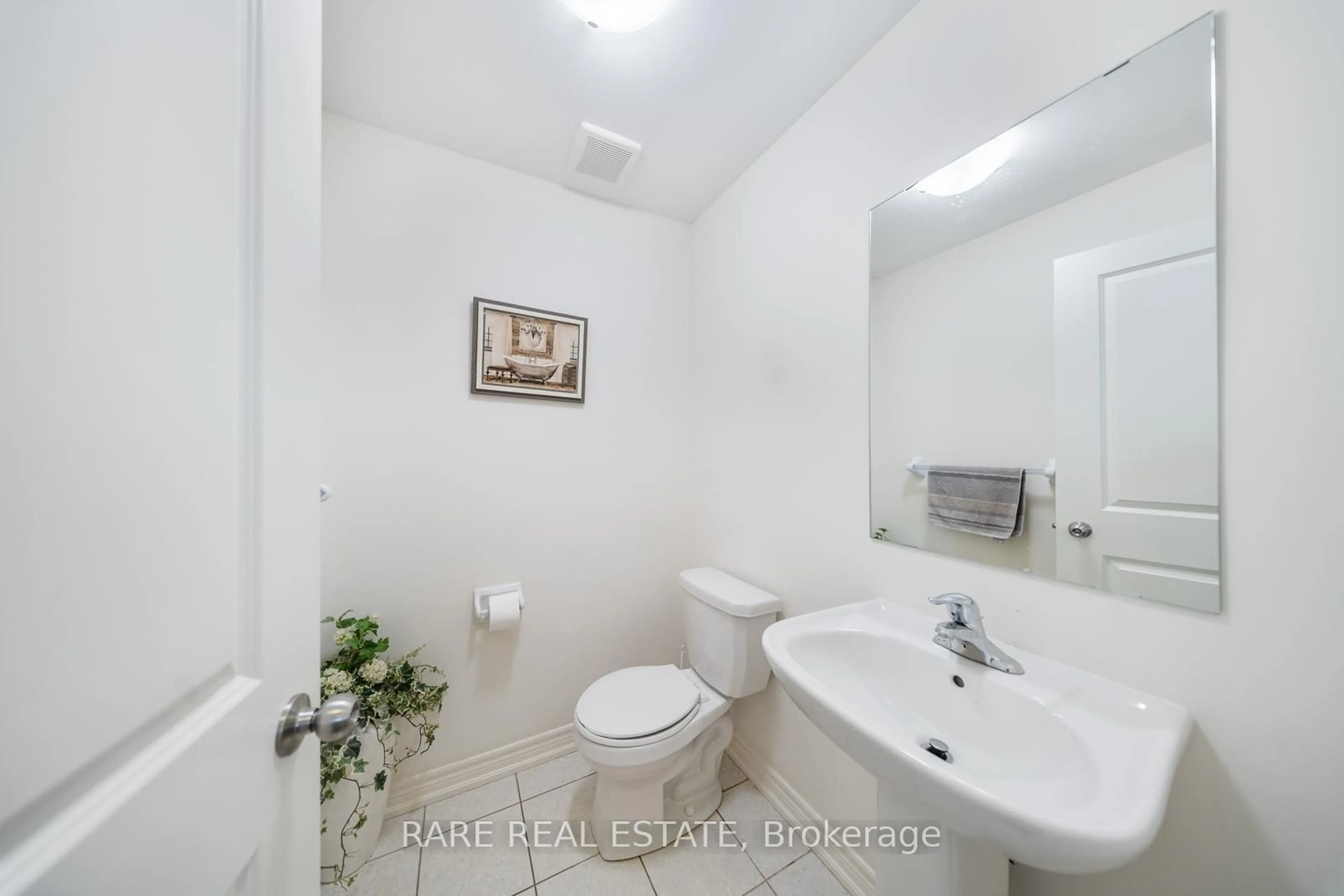 Standard bathroom, floor is not visible for 91 Fruitvale Circ, Brampton Ontario L7A 5C4