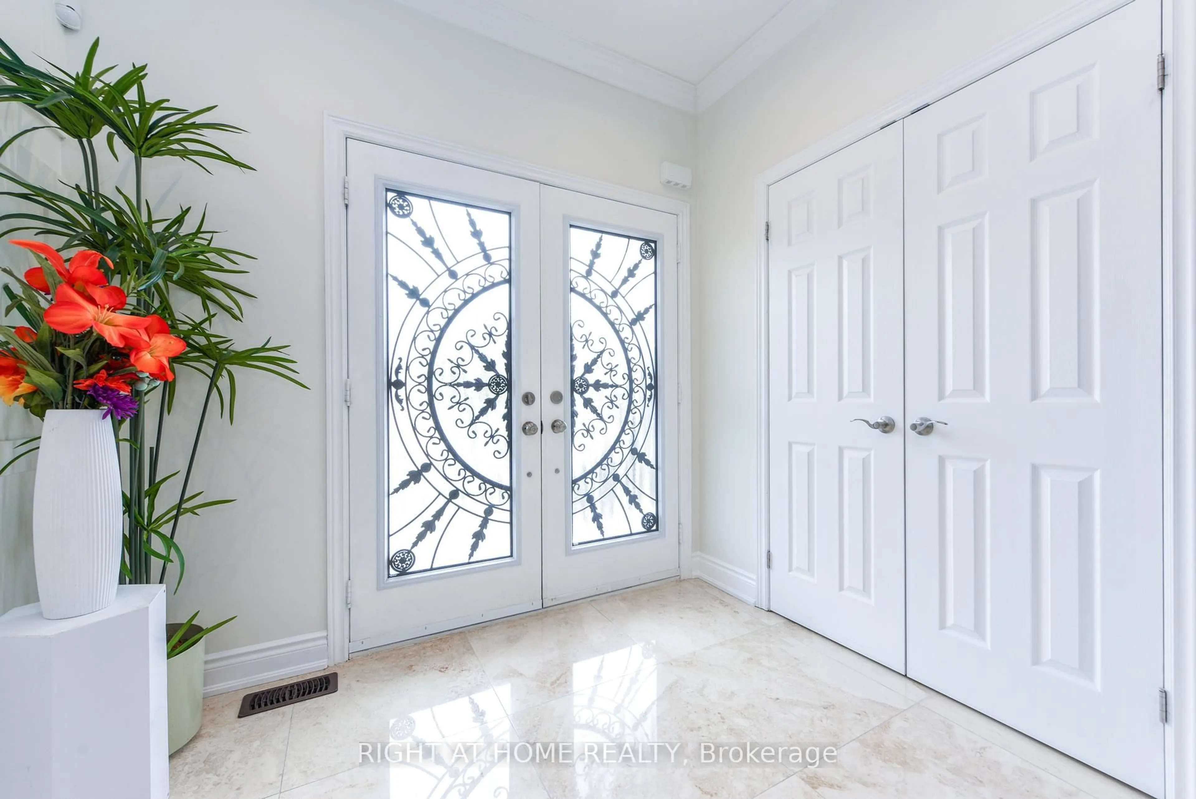 Indoor entryway for 7148 Wrigley Crt, Mississauga Ontario L5W 0C8