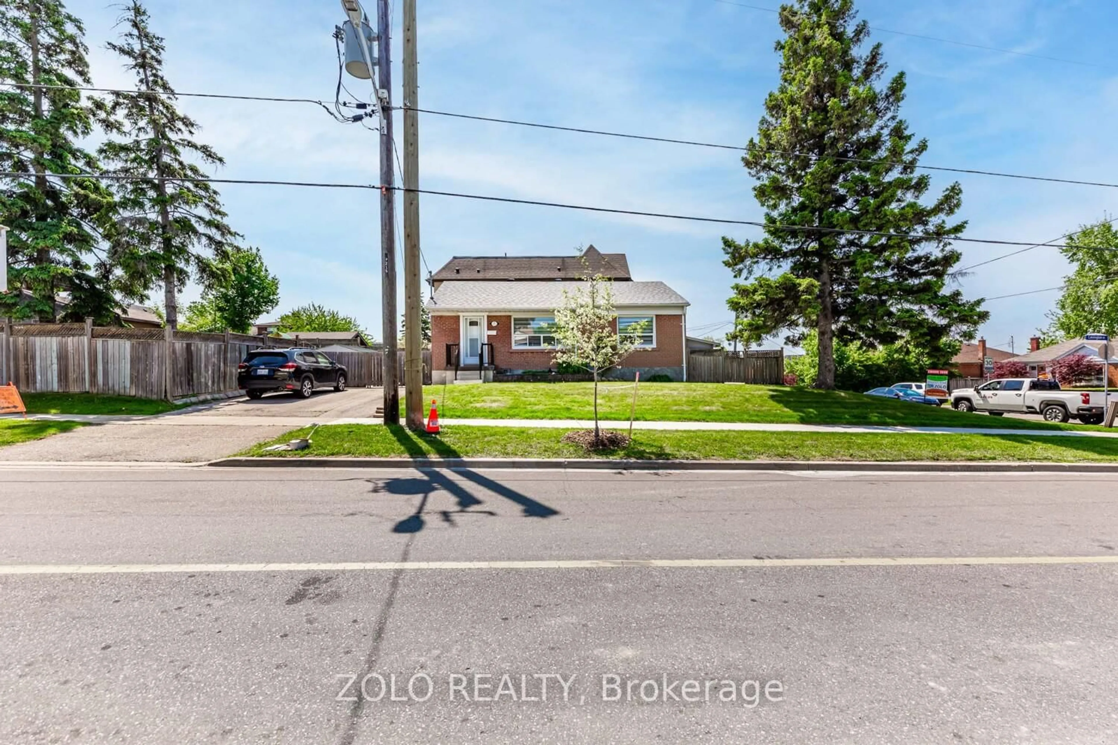 A pic from outside/outdoor area/front of a property/back of a property/a pic from drone, street for 1 Forthbridge Cres, Toronto Ontario M3M 1Z9