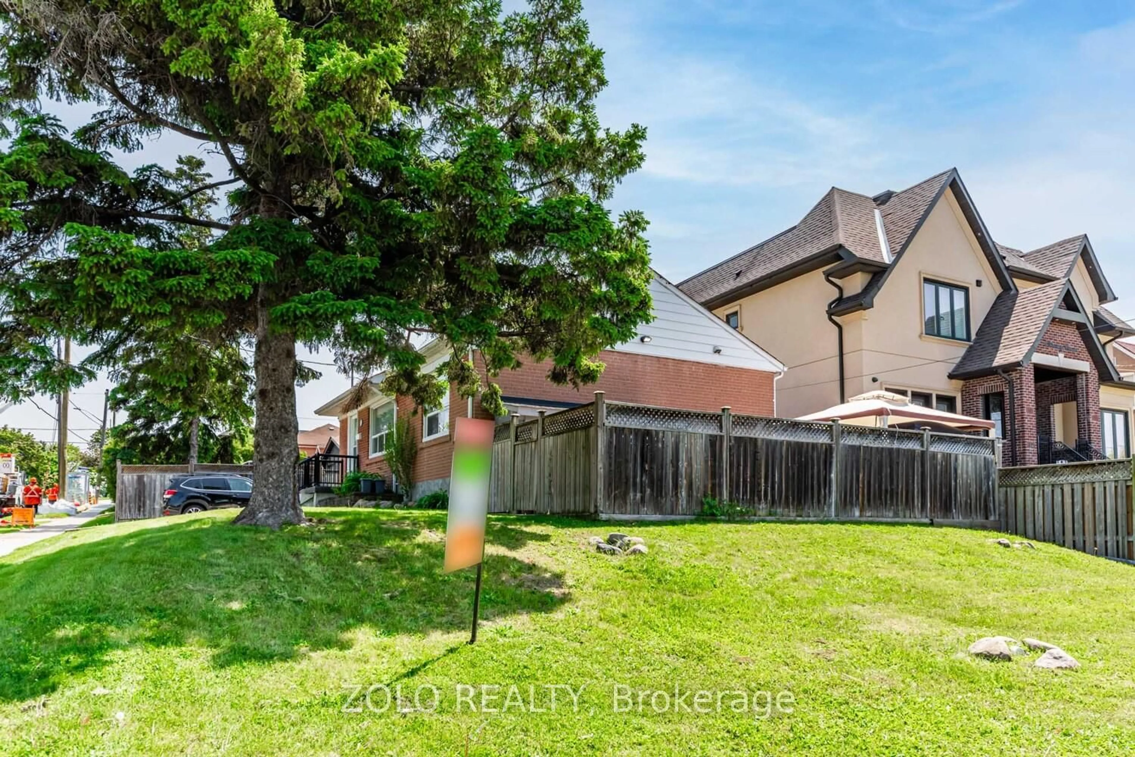 A pic from outside/outdoor area/front of a property/back of a property/a pic from drone, street for 1 Forthbridge Cres, Toronto Ontario M3M 1Z9