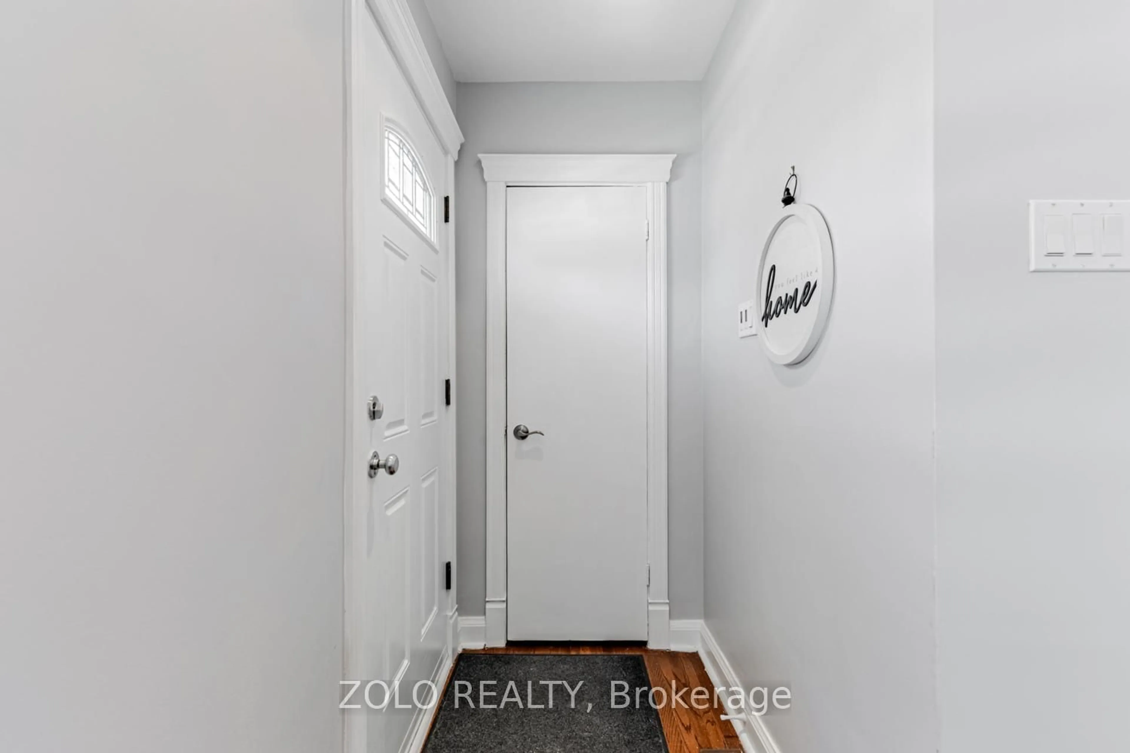 Indoor entryway for 1 Forthbridge Cres, Toronto Ontario M3M 1Z9