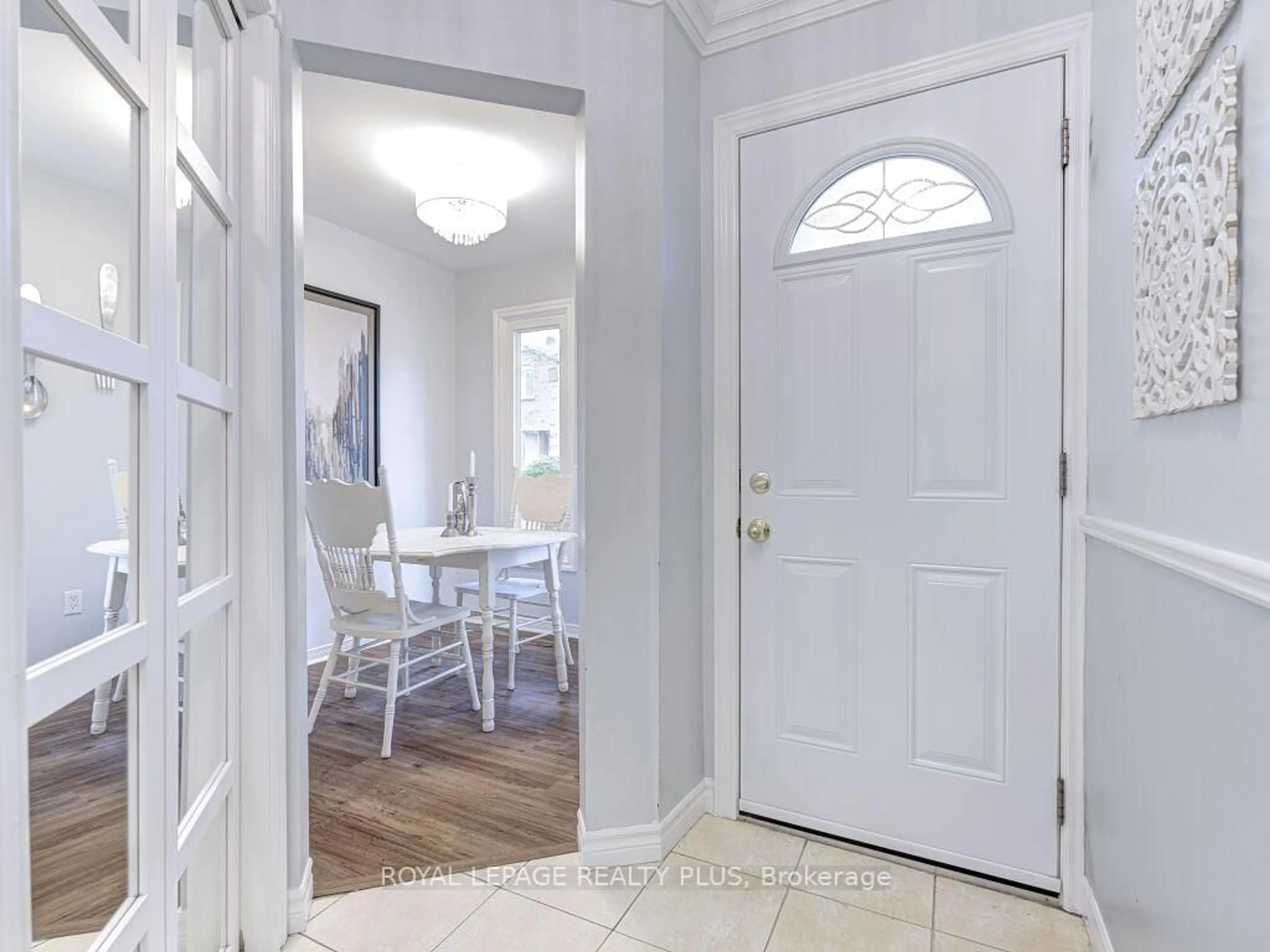 Indoor entryway for 5020 Delaware Dr #2, Mississauga Ontario L4X 3C5