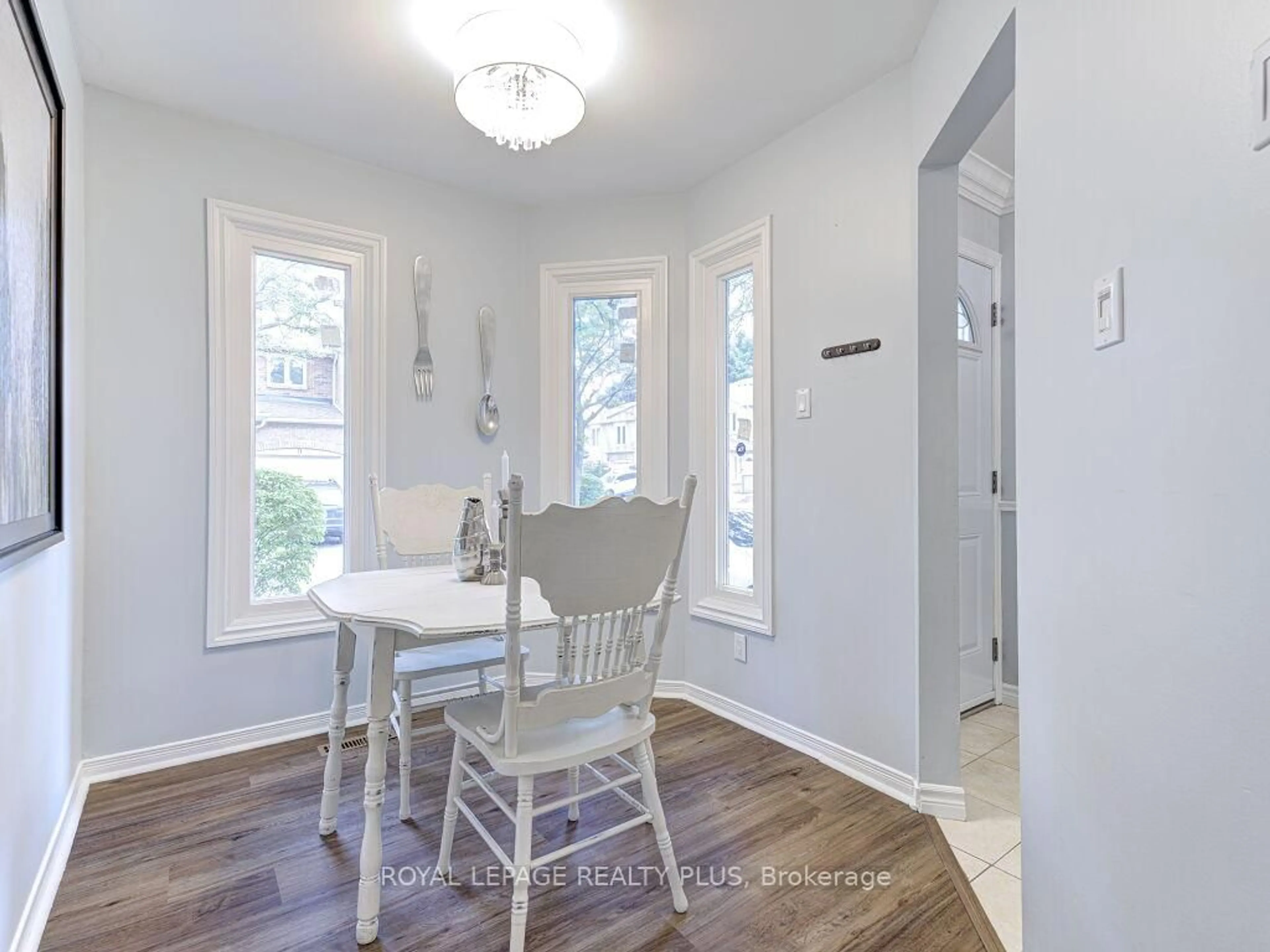 Dining room, wood/laminate floor for 5020 Delaware Dr #2, Mississauga Ontario L4X 3C5