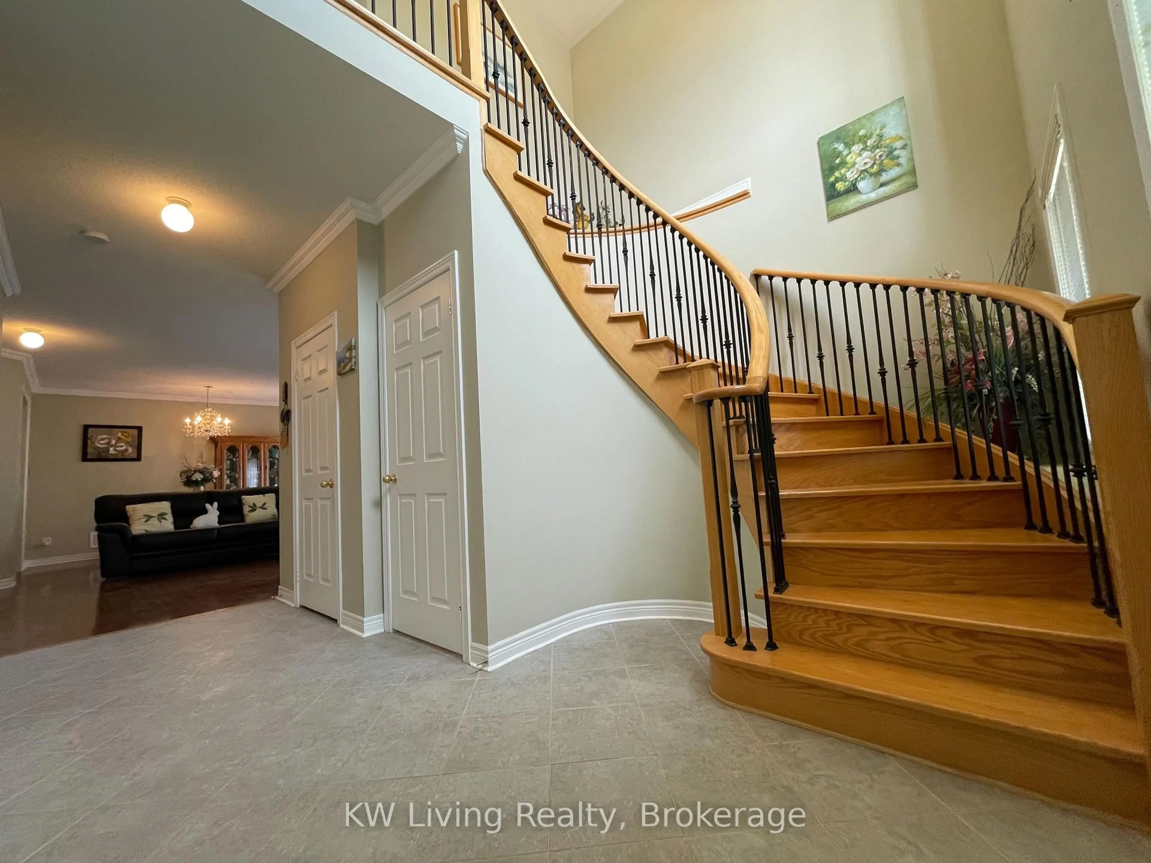 Indoor foyer for 64 Oblate Cres, Brampton Ontario L6Y 0L4