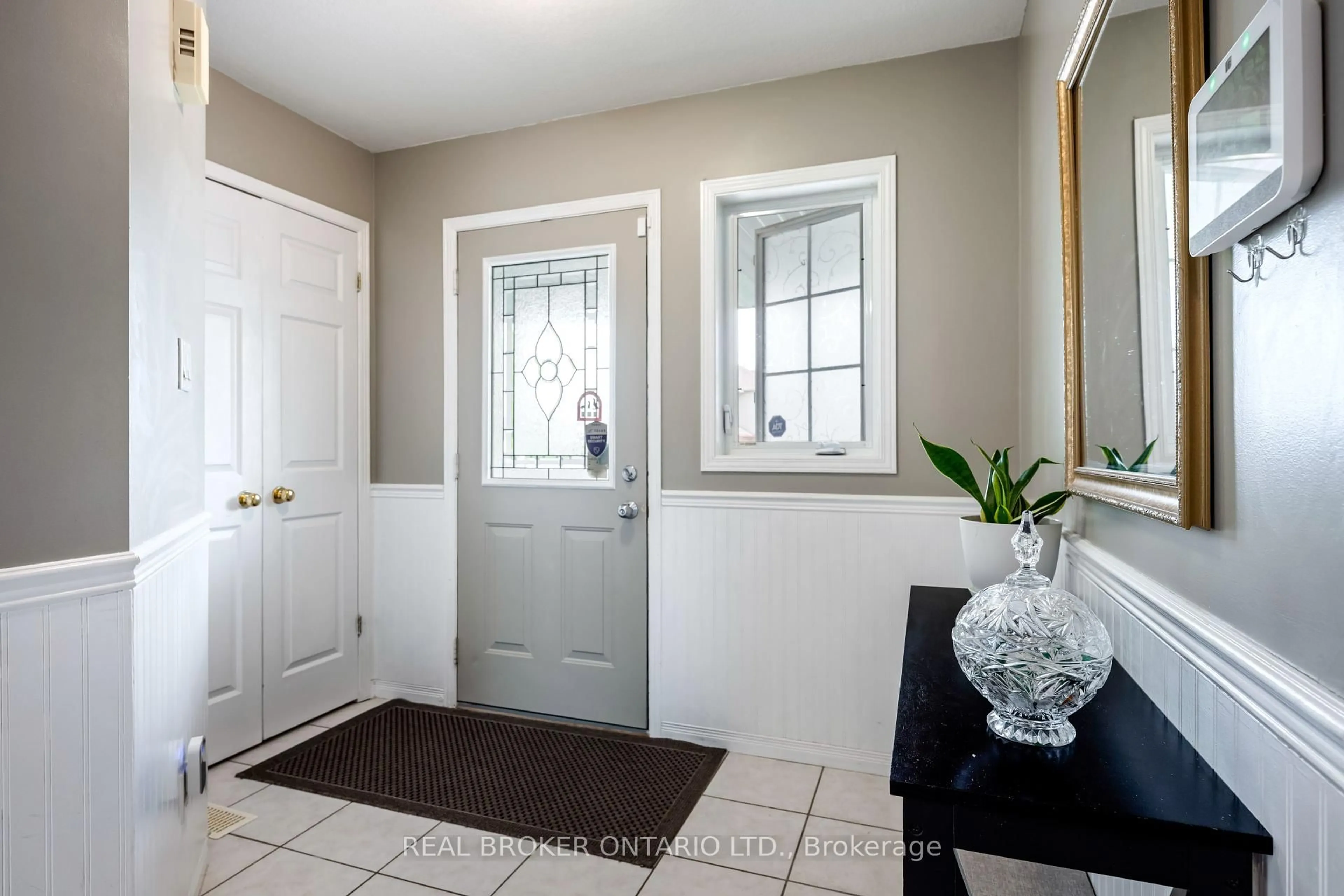 Indoor entryway for 107 Glengarry Rd, Orangeville Ontario L9W 5E4