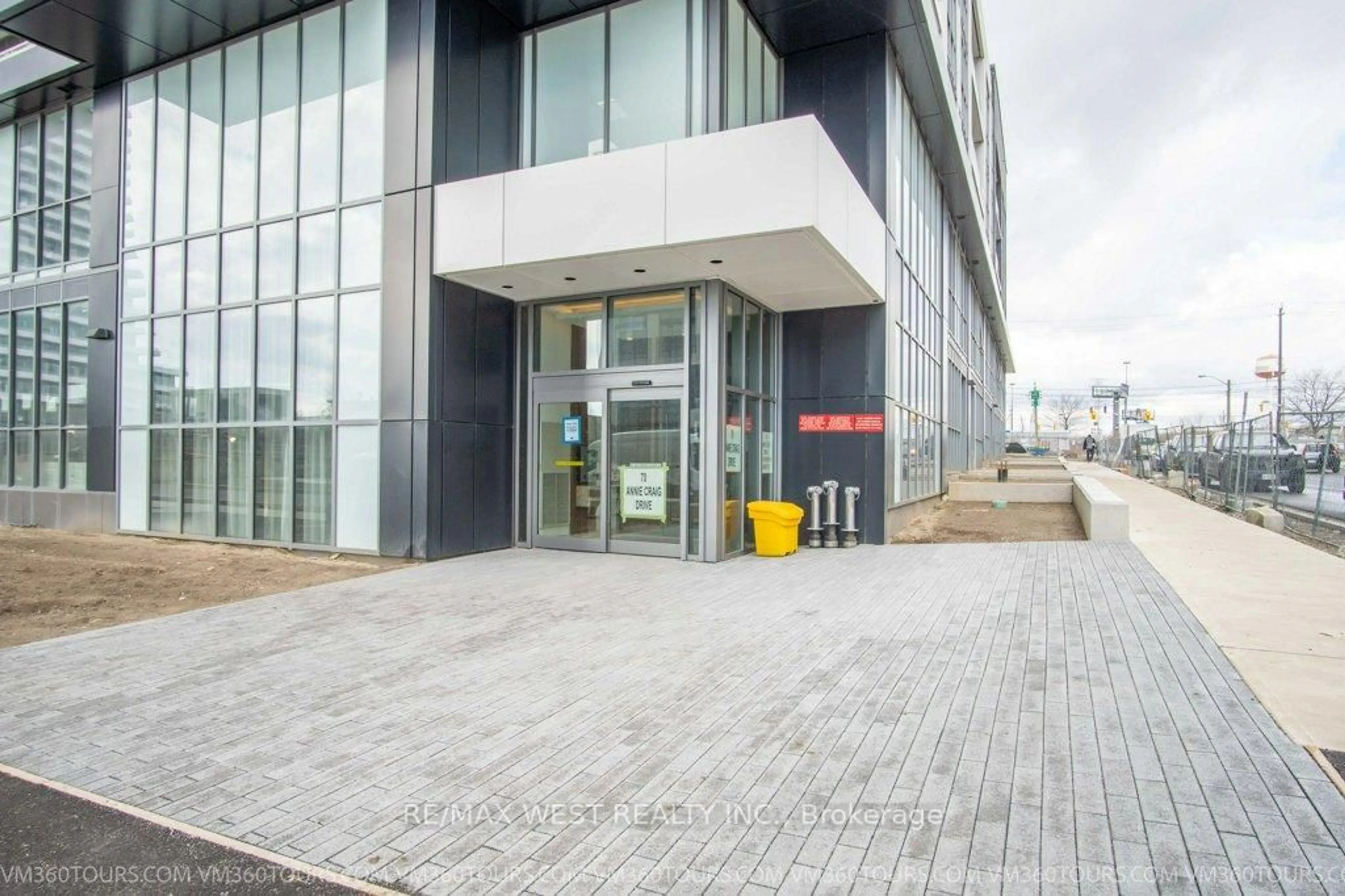 Indoor foyer for 70 Annie Craig Dr #3602, Toronto Ontario M8V 0G2