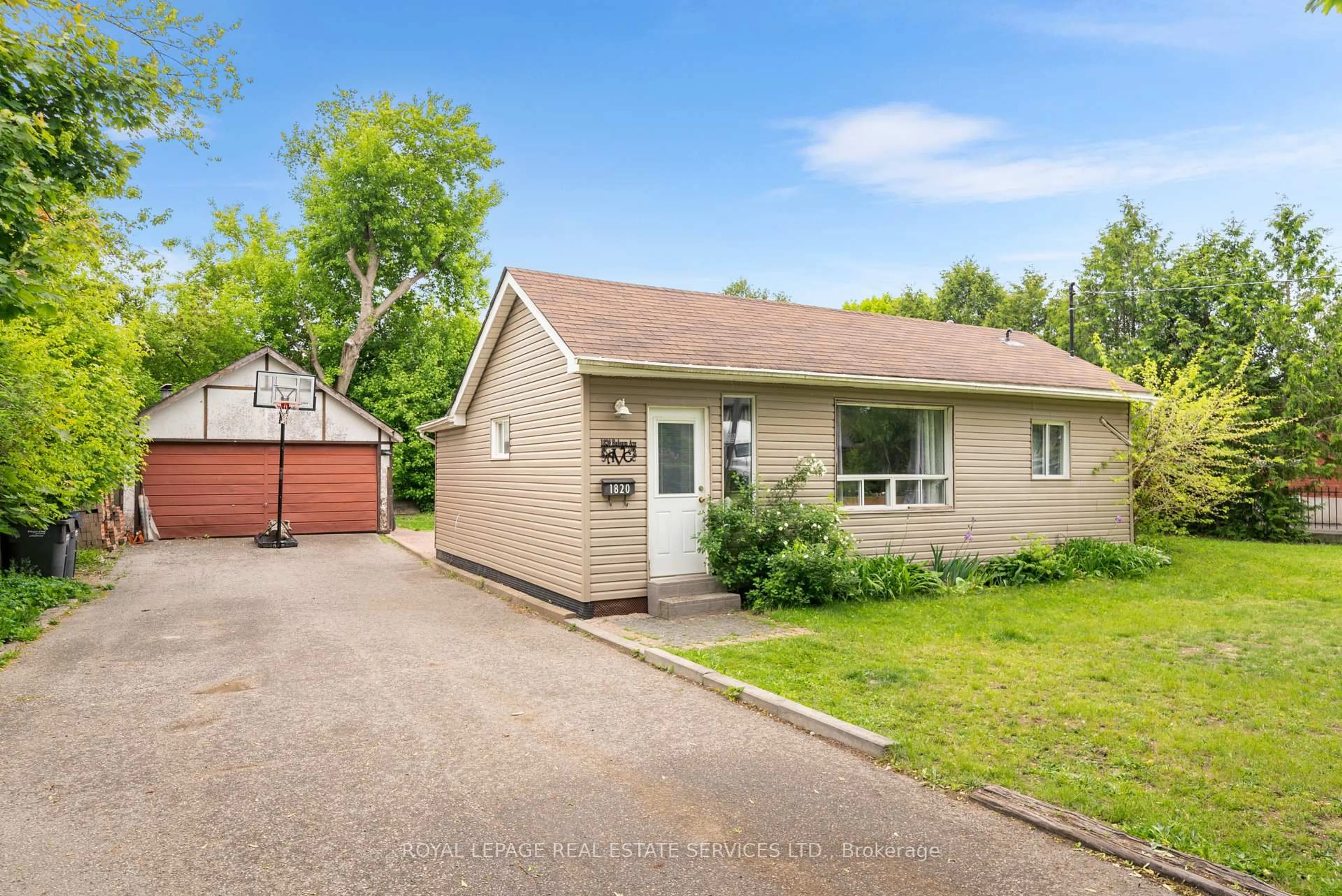 A pic from outside/outdoor area/front of a property/back of a property/a pic from drone, street for 1820 Balsam Ave, Mississauga Ontario L5J 1L2