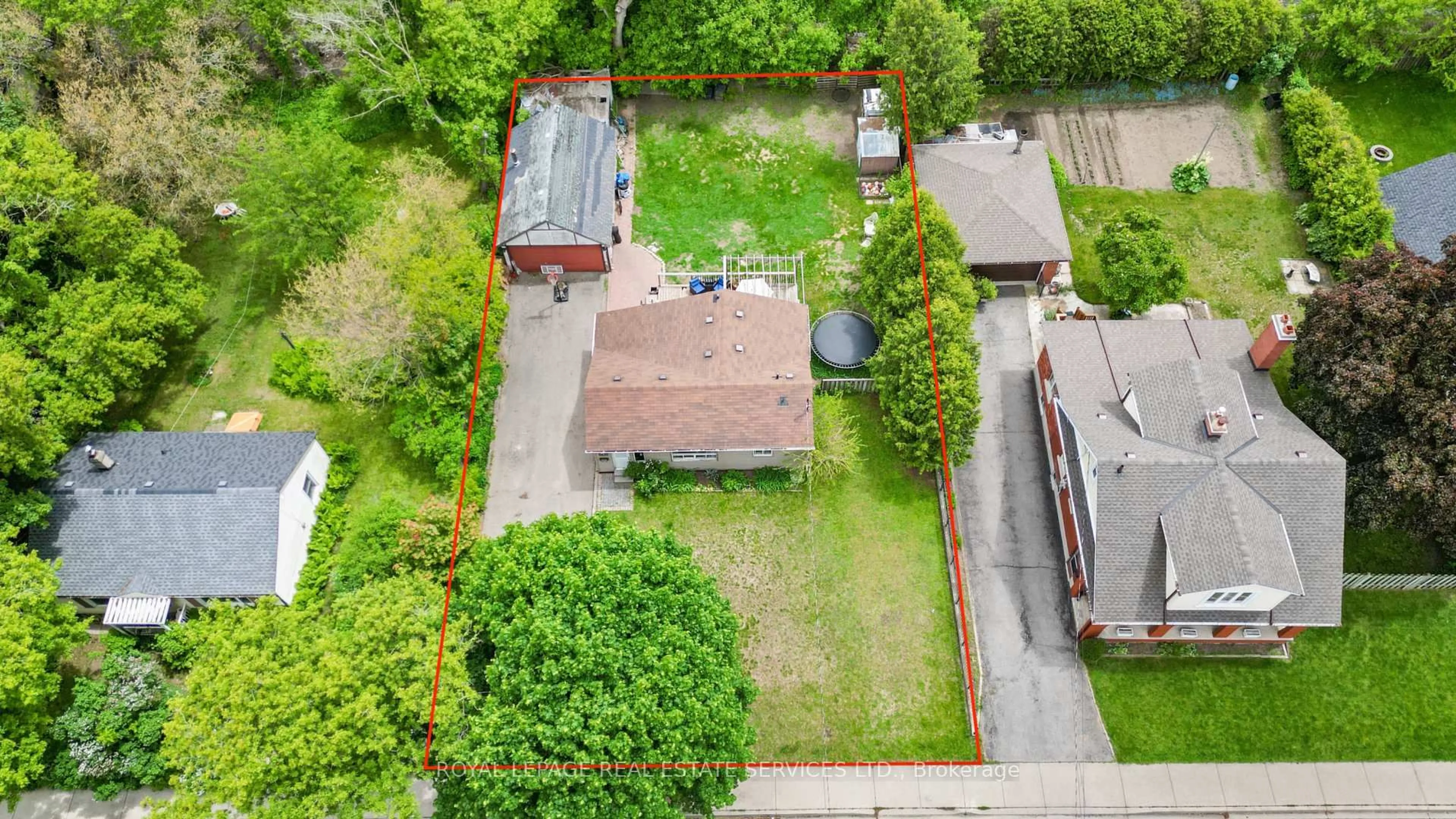 A pic from outside/outdoor area/front of a property/back of a property/a pic from drone, street for 1820 Balsam Ave, Mississauga Ontario L5J 1L2