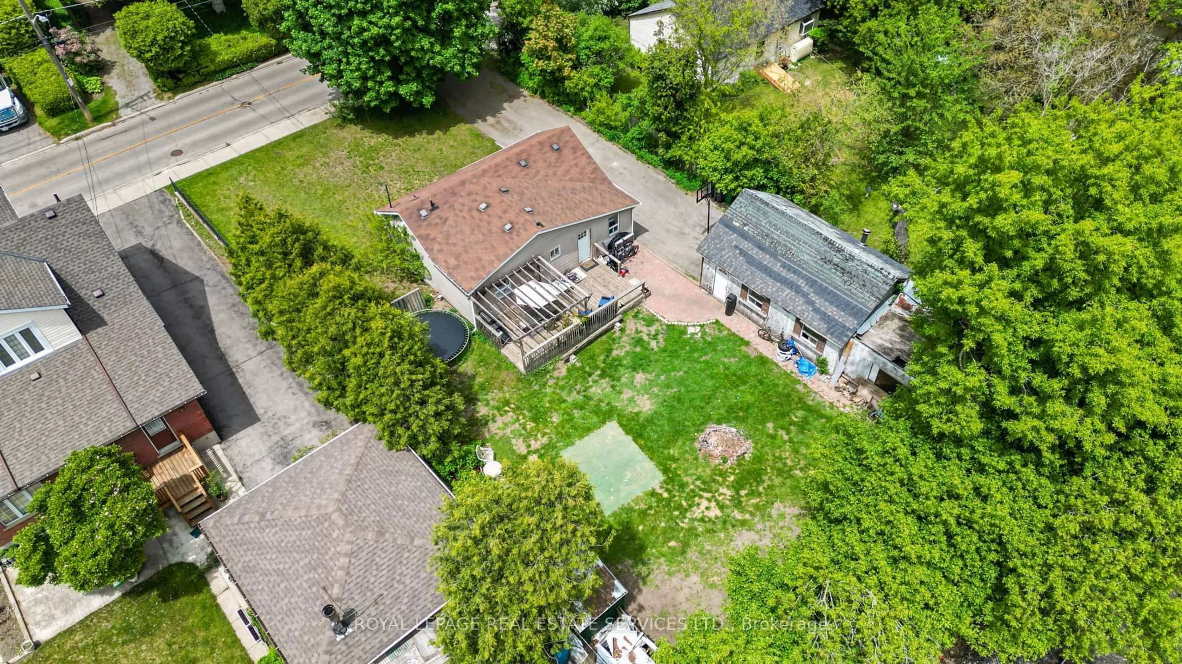 A pic from outside/outdoor area/front of a property/back of a property/a pic from drone, street for 1820 Balsam Ave, Mississauga Ontario L5J 1L2