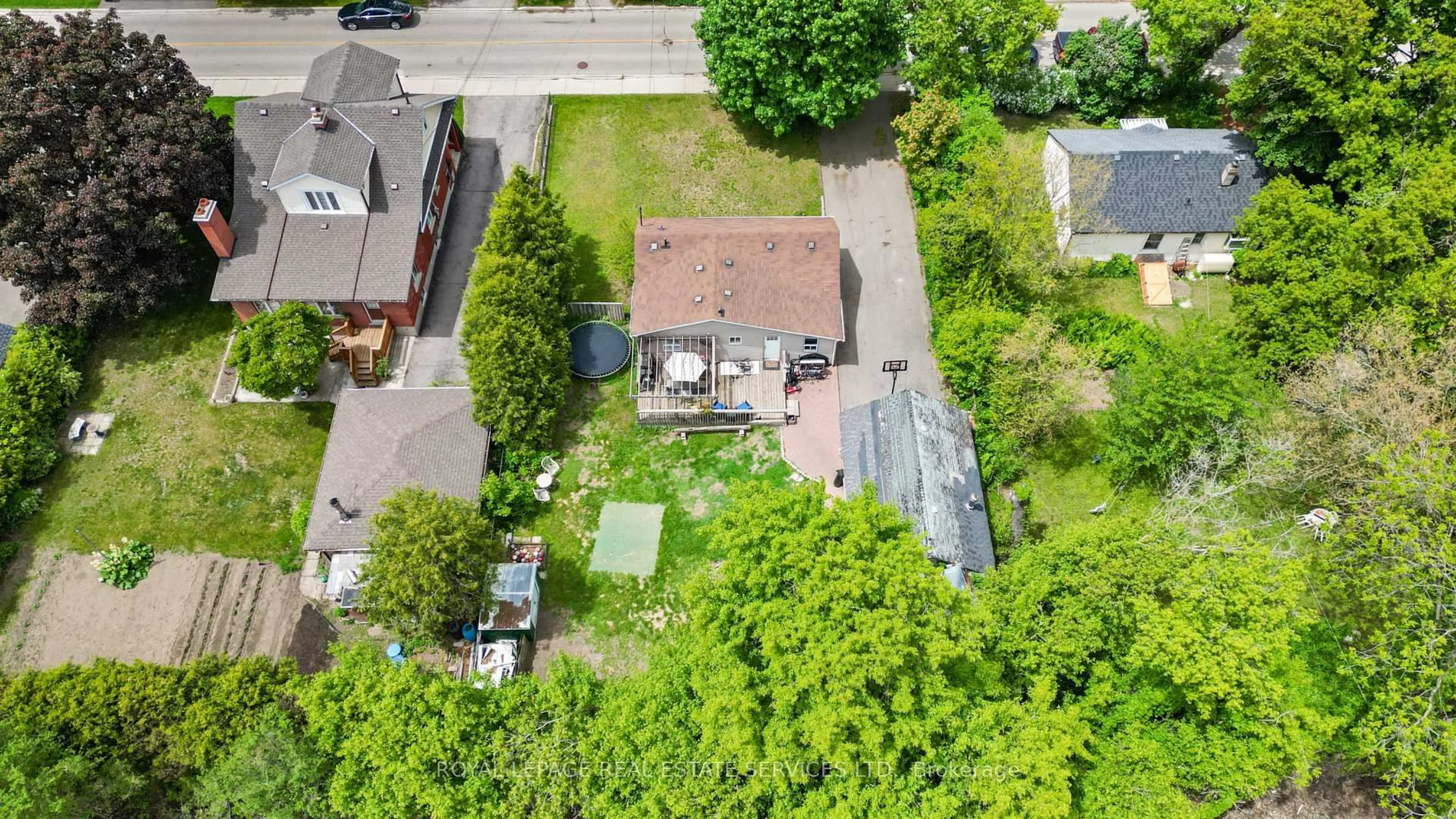 A pic from outside/outdoor area/front of a property/back of a property/a pic from drone, street for 1820 Balsam Ave, Mississauga Ontario L5J 1L2