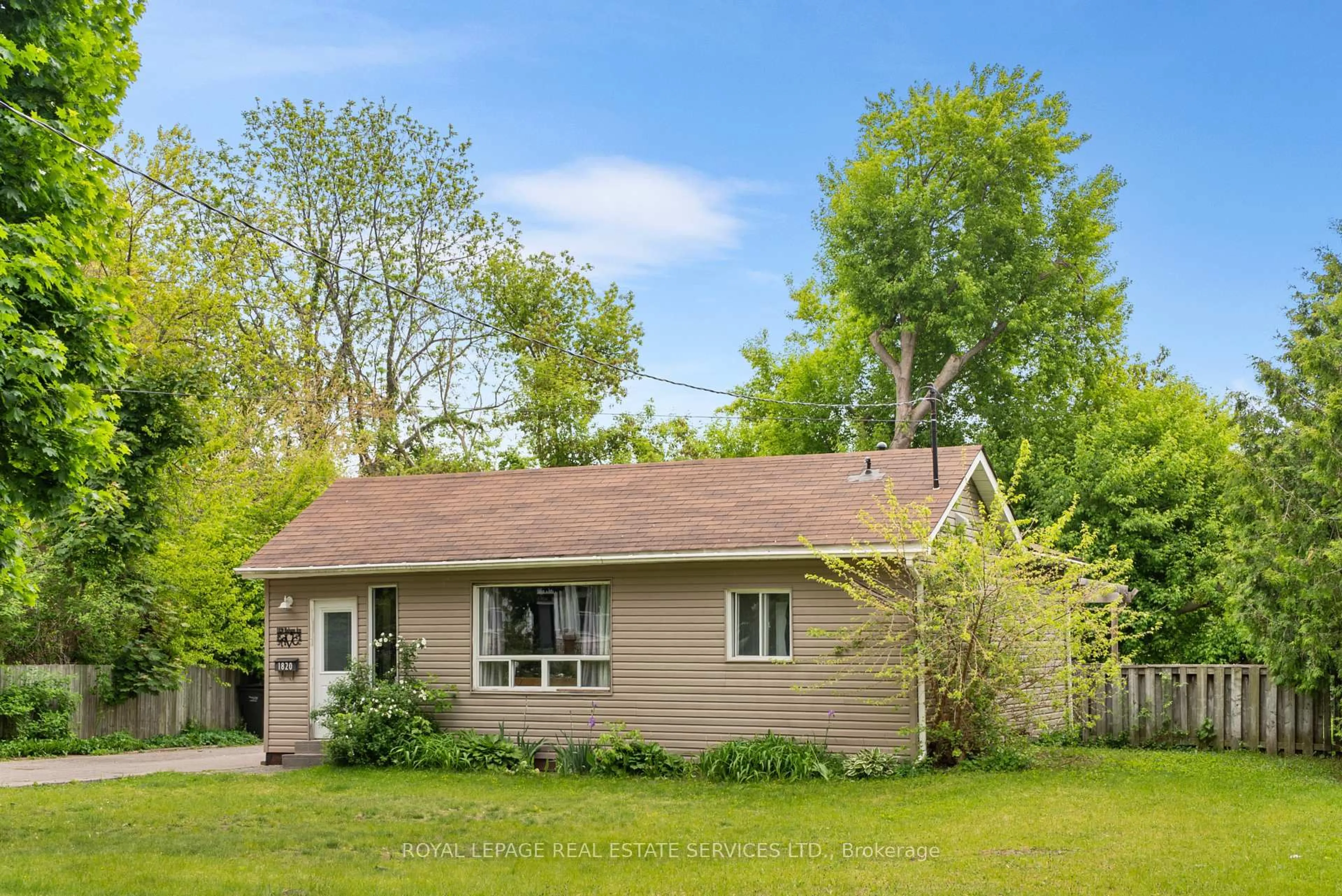 Home with vinyl exterior material, street for 1820 Balsam Ave, Mississauga Ontario L5J 1L2