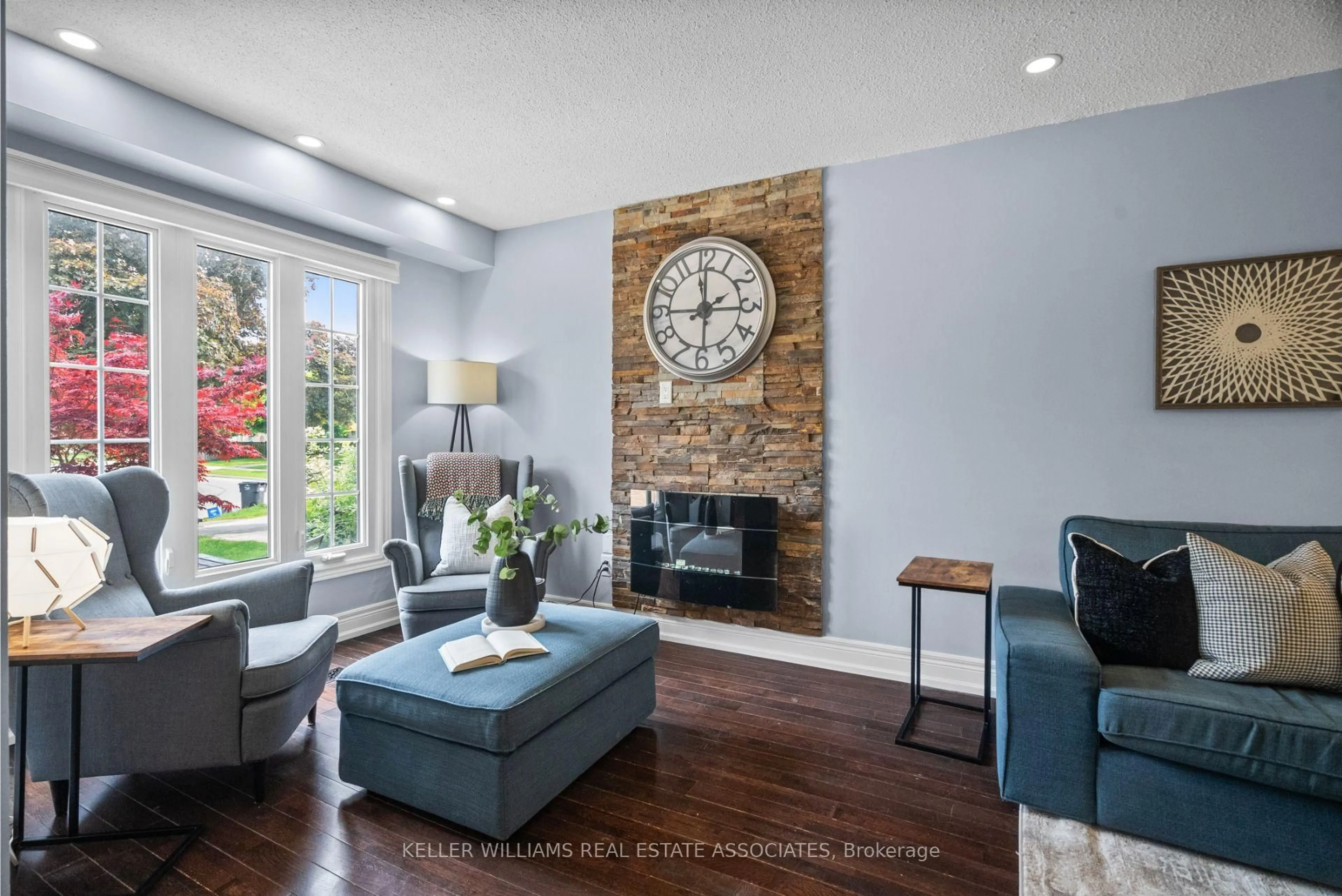 Living room with furniture, unknown for 6159 Fullerton Cres, Mississauga Ontario L5N 3A3