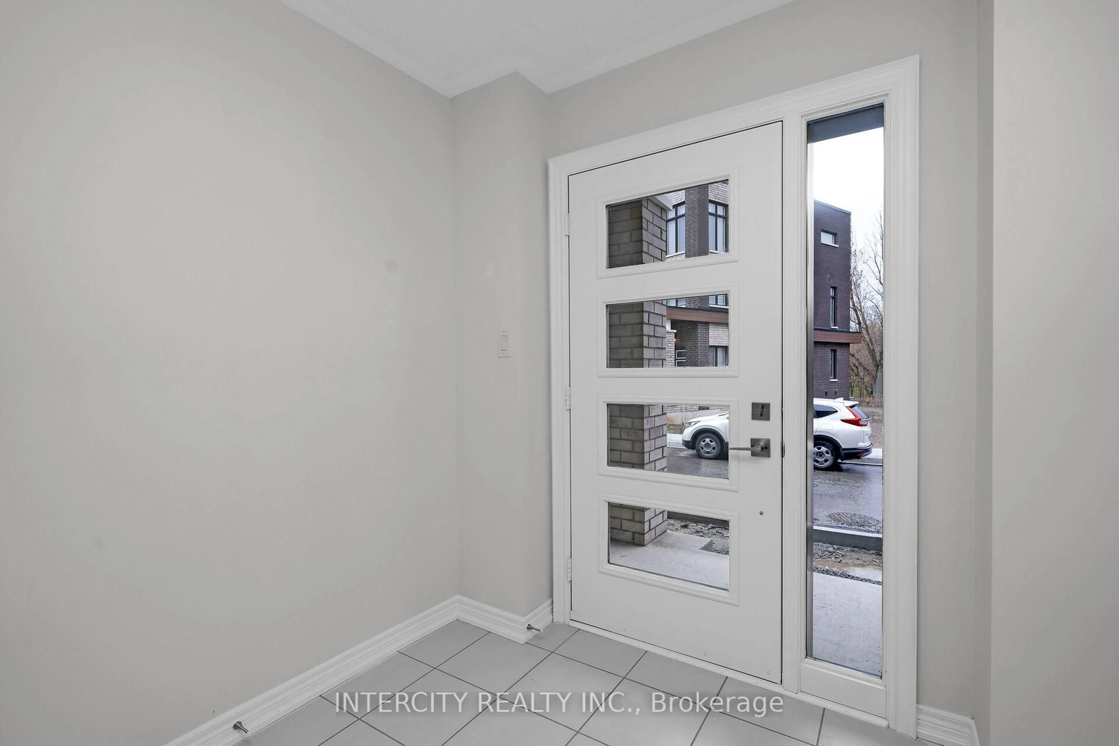Indoor entryway for 36 Queenpost Dr, Brampton Ontario L6Y 6L2