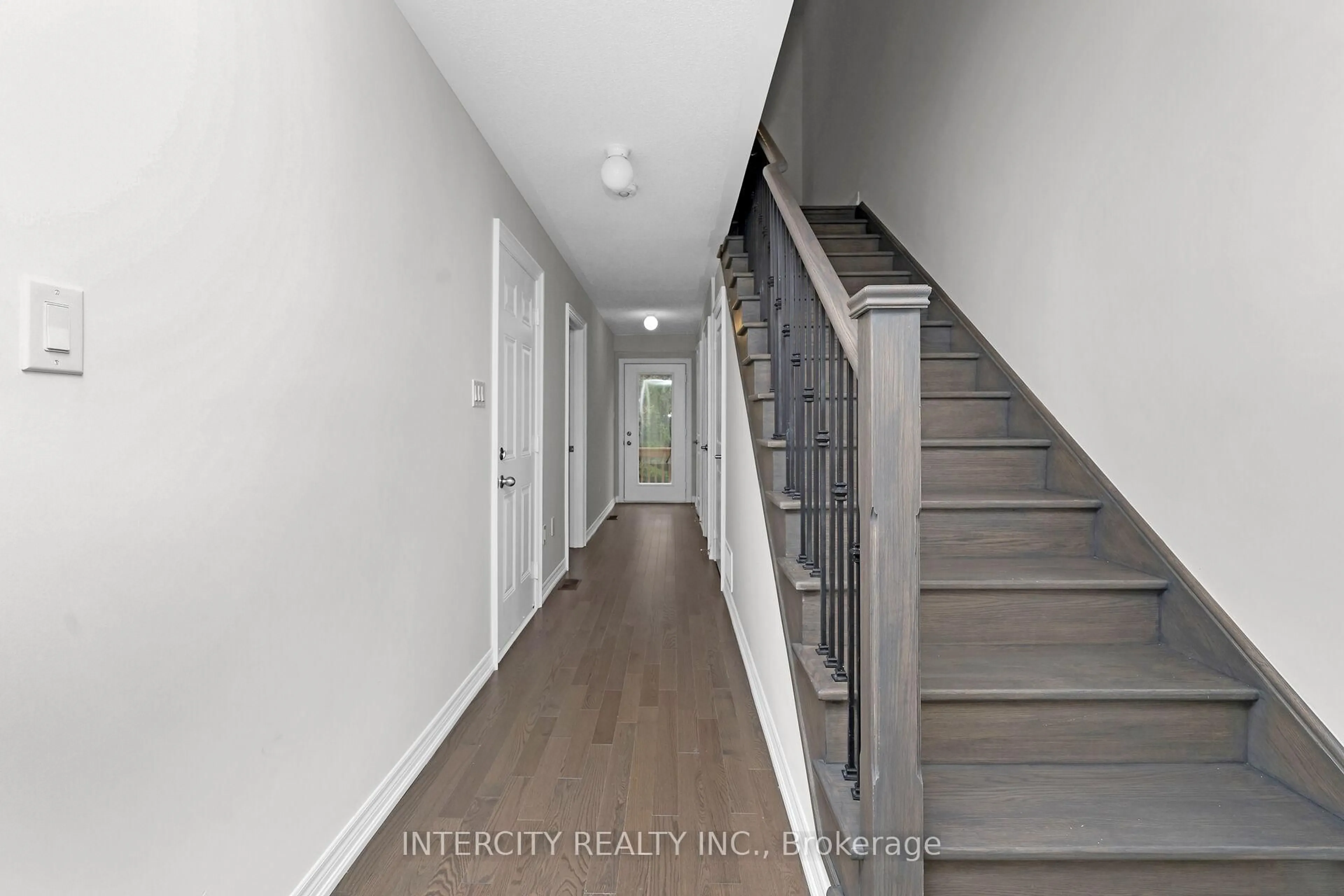 Indoor entryway for 36 Queenpost Dr, Brampton Ontario L6Y 6L2