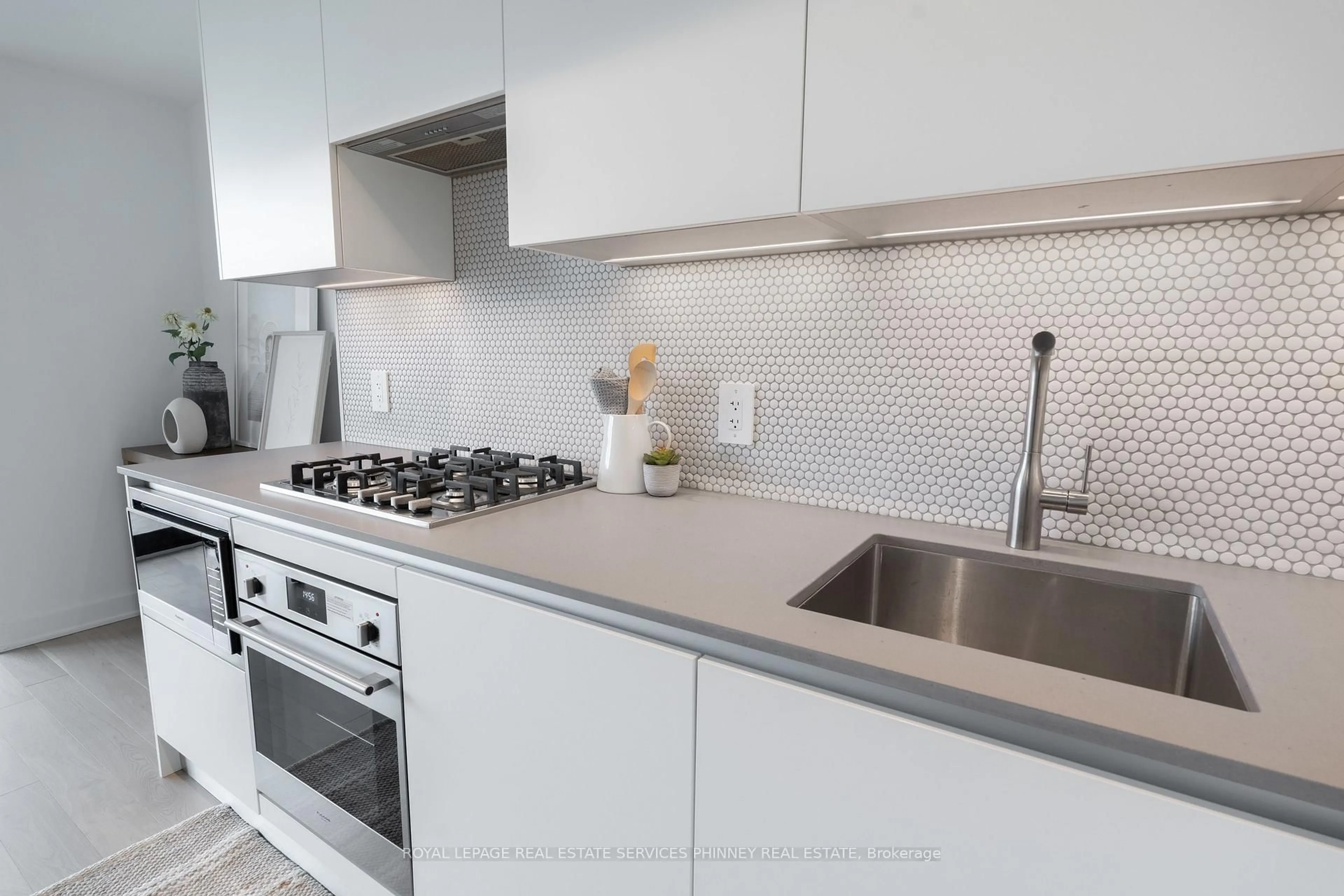 Standard kitchen, ceramic/tile floor for 2720 Dundas St #515, Toronto Ontario M6P 0C3