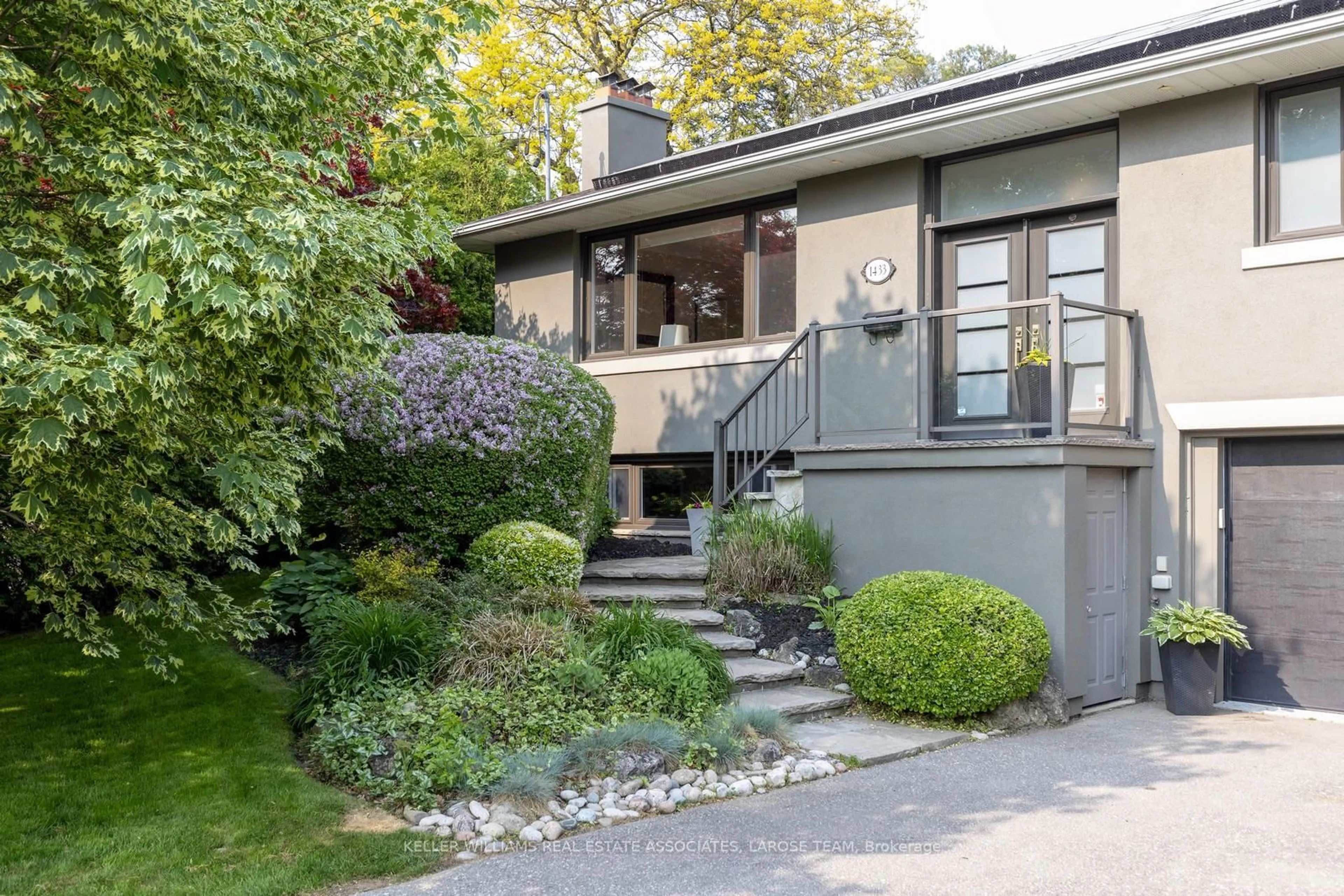 Home with brick exterior material, street for 1433 Larchview Tr, Mississauga Ontario L5E 3C2