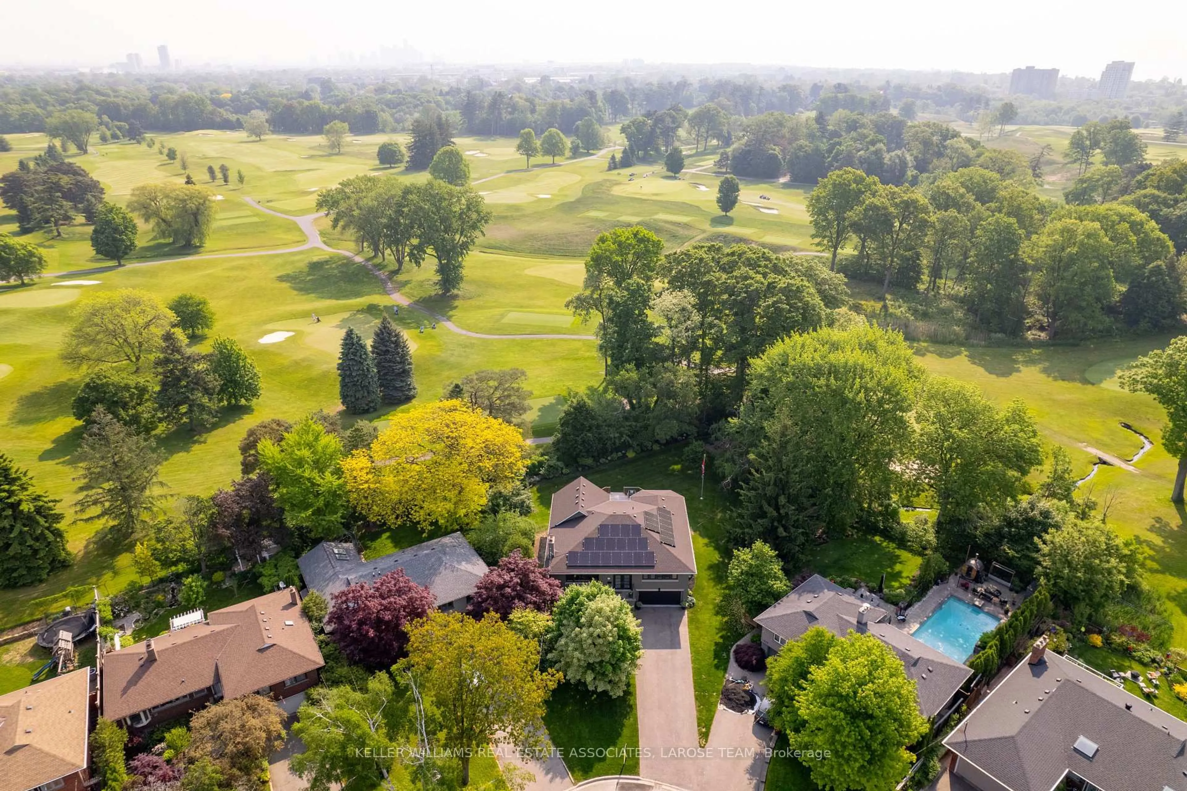 A pic from outside/outdoor area/front of a property/back of a property/a pic from drone, unknown for 1433 Larchview Tr, Mississauga Ontario L5E 3C2