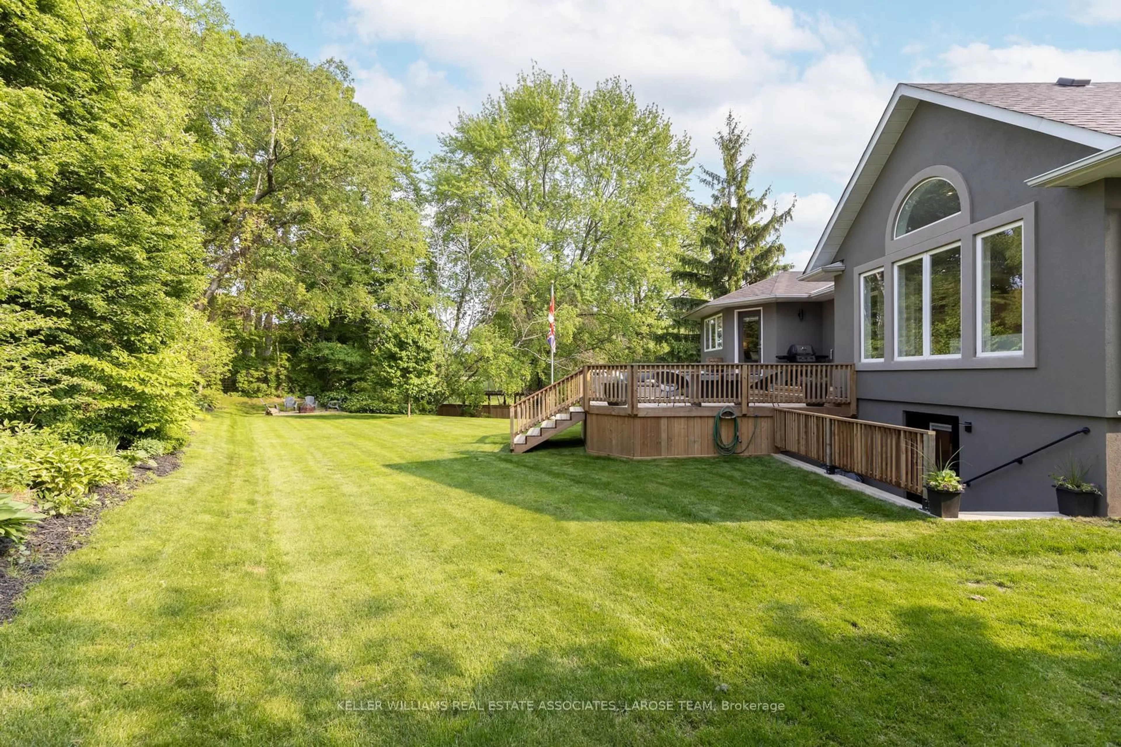 Patio, unknown for 1433 Larchview Tr, Mississauga Ontario L5E 3C2