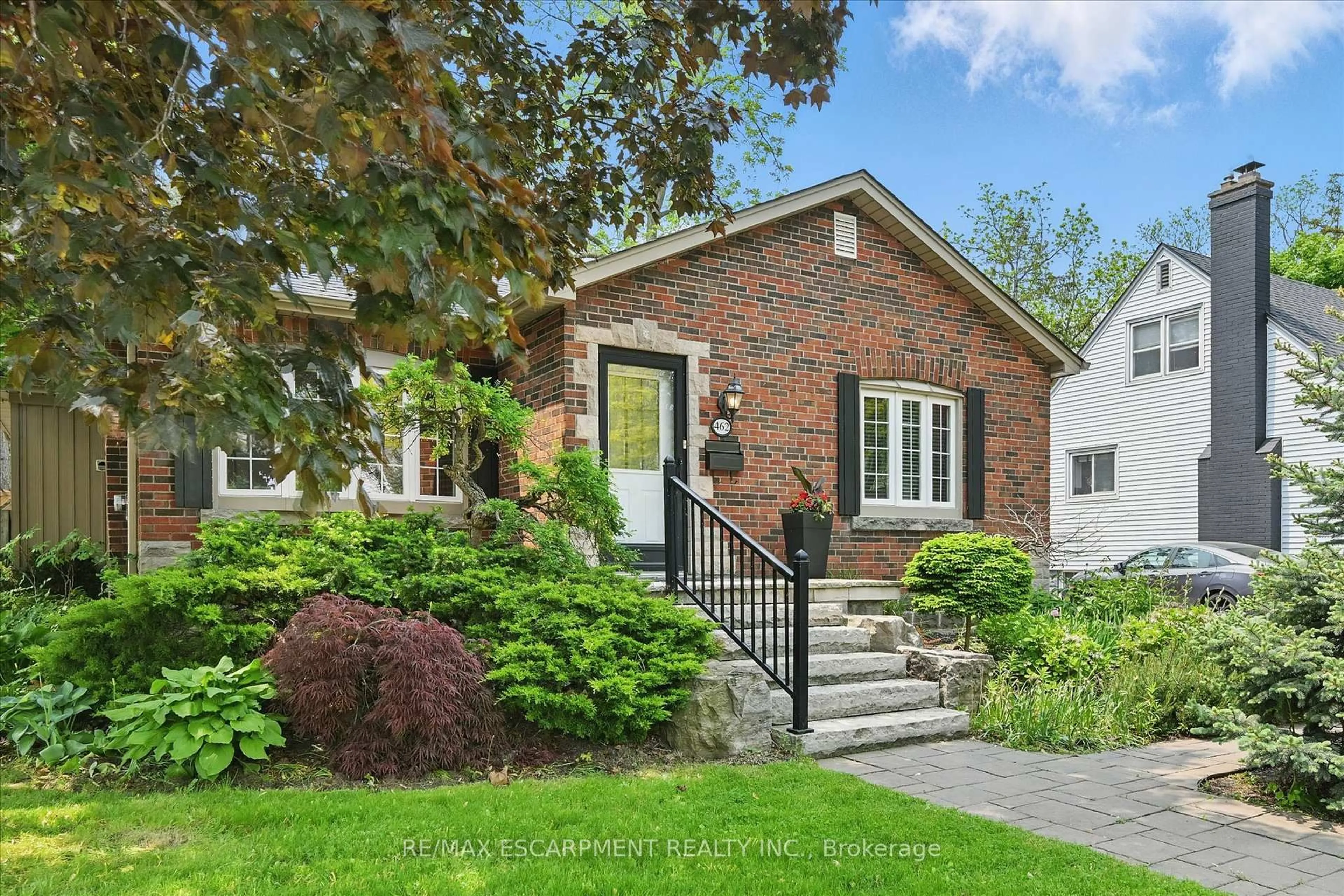 Home with brick exterior material, street for 462 Woodland Ave, Burlington Ontario L7R 2S1