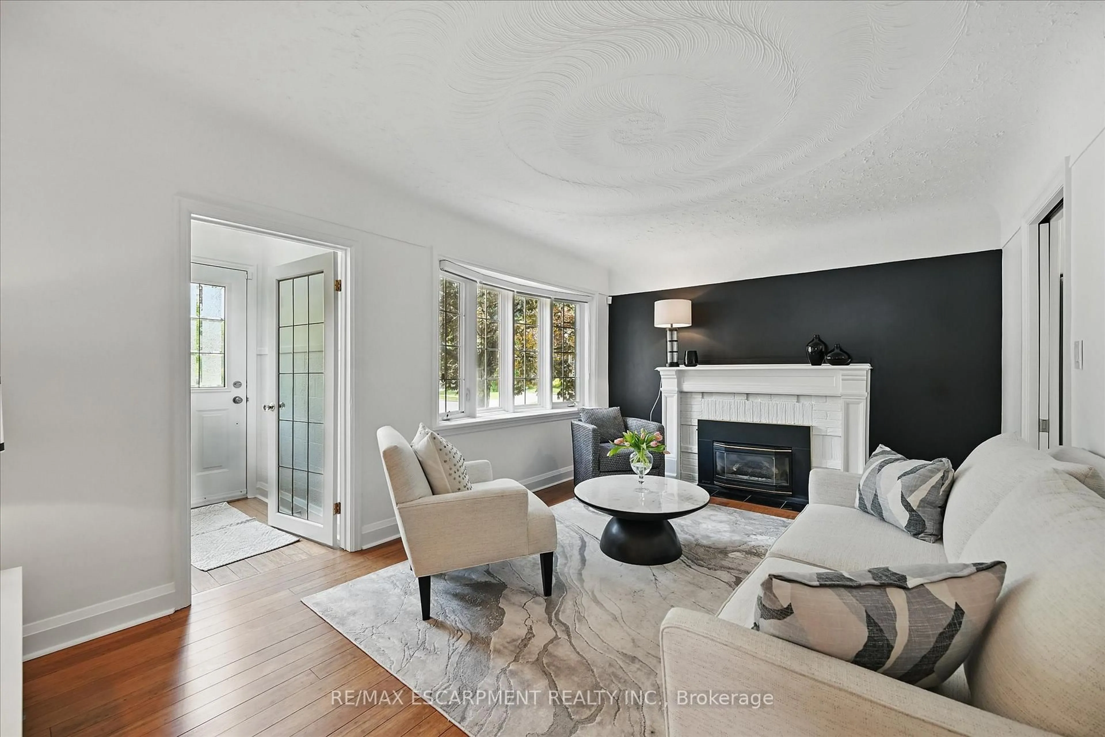 Living room with furniture, unknown for 462 Woodland Ave, Burlington Ontario L7R 2S1