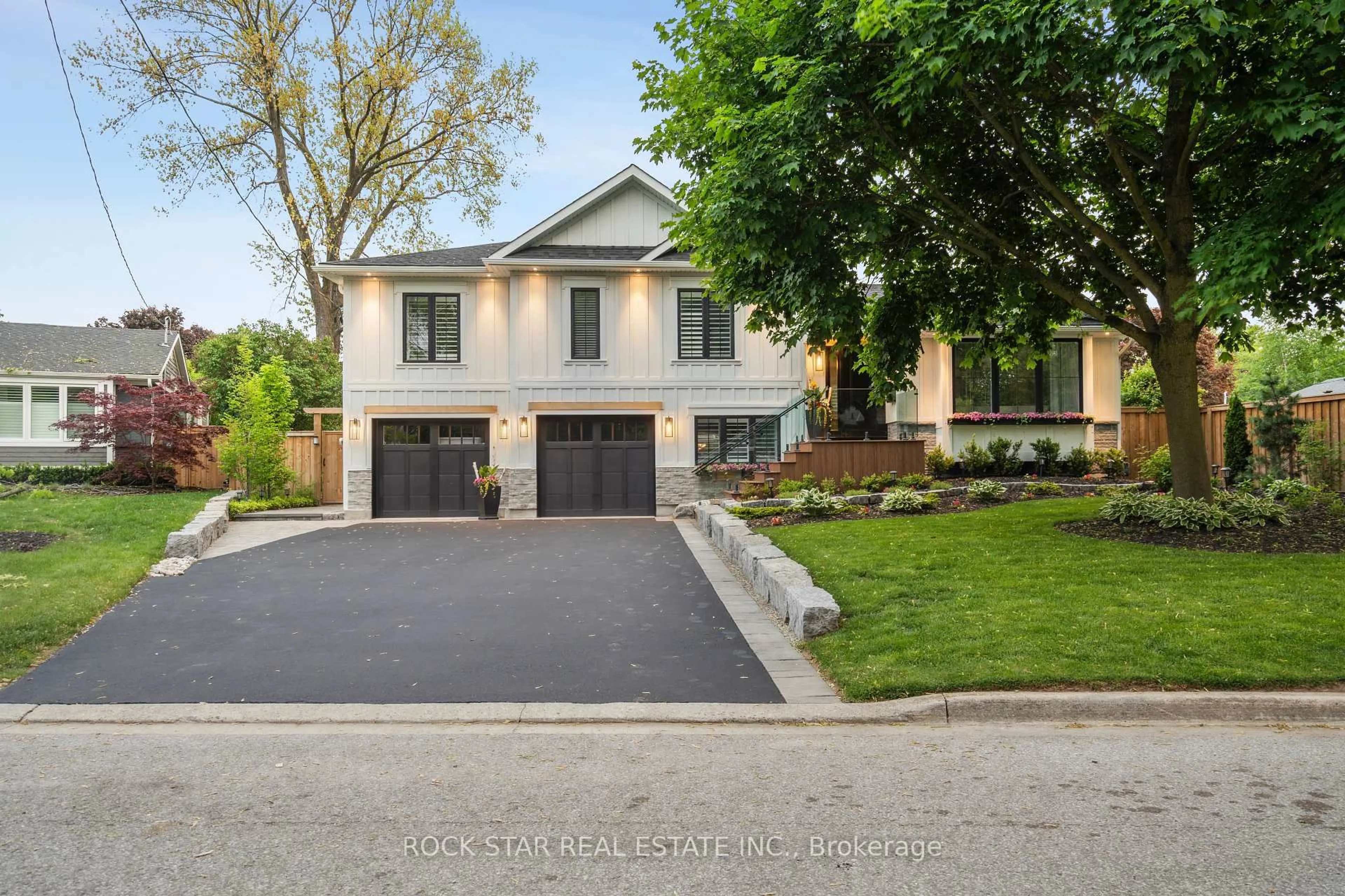 Home with brick exterior material, street for 298 Kent Cres, Burlington Ontario L7L 4T1