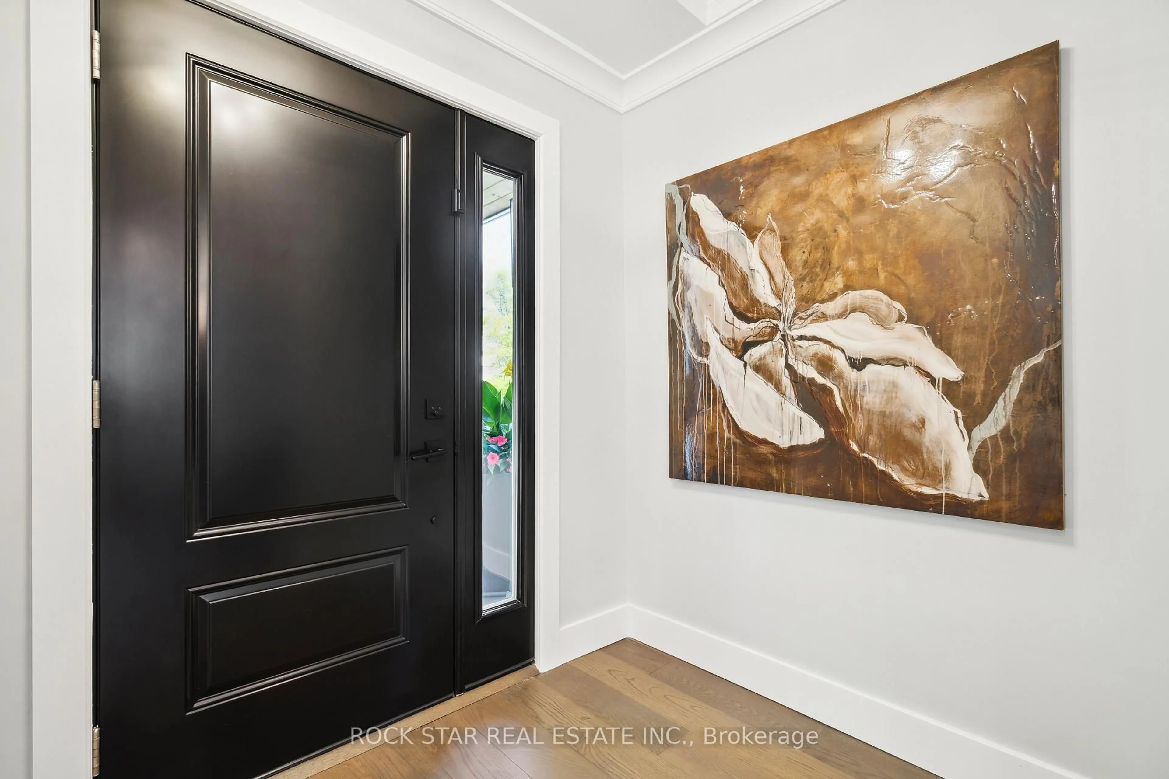 Indoor entryway for 298 Kent Cres, Burlington Ontario L7L 4T1