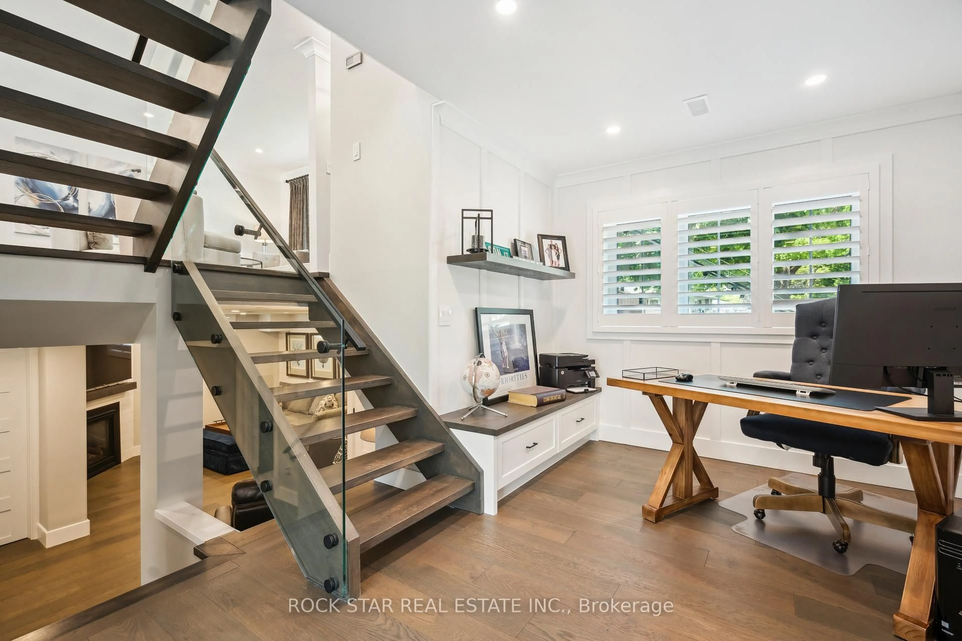 Unknown for 298 Kent Cres, Burlington Ontario L7L 4T1