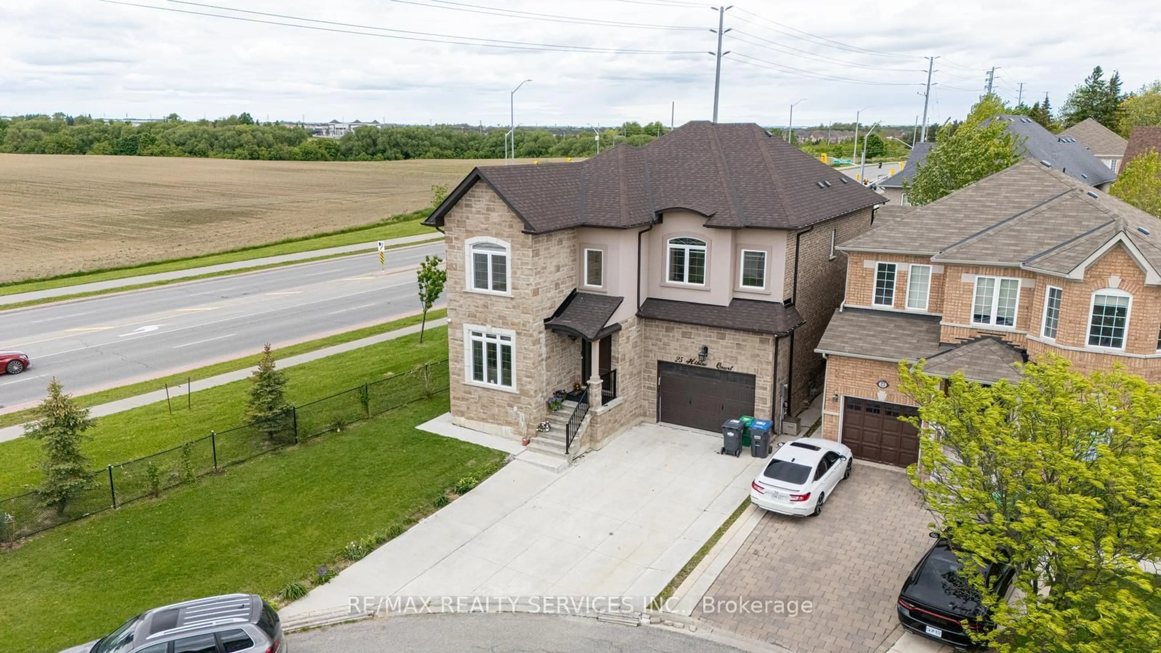 A pic from outside/outdoor area/front of a property/back of a property/a pic from drone, street for 25 Hibiscus Crt, Brampton Ontario L6R 0K6