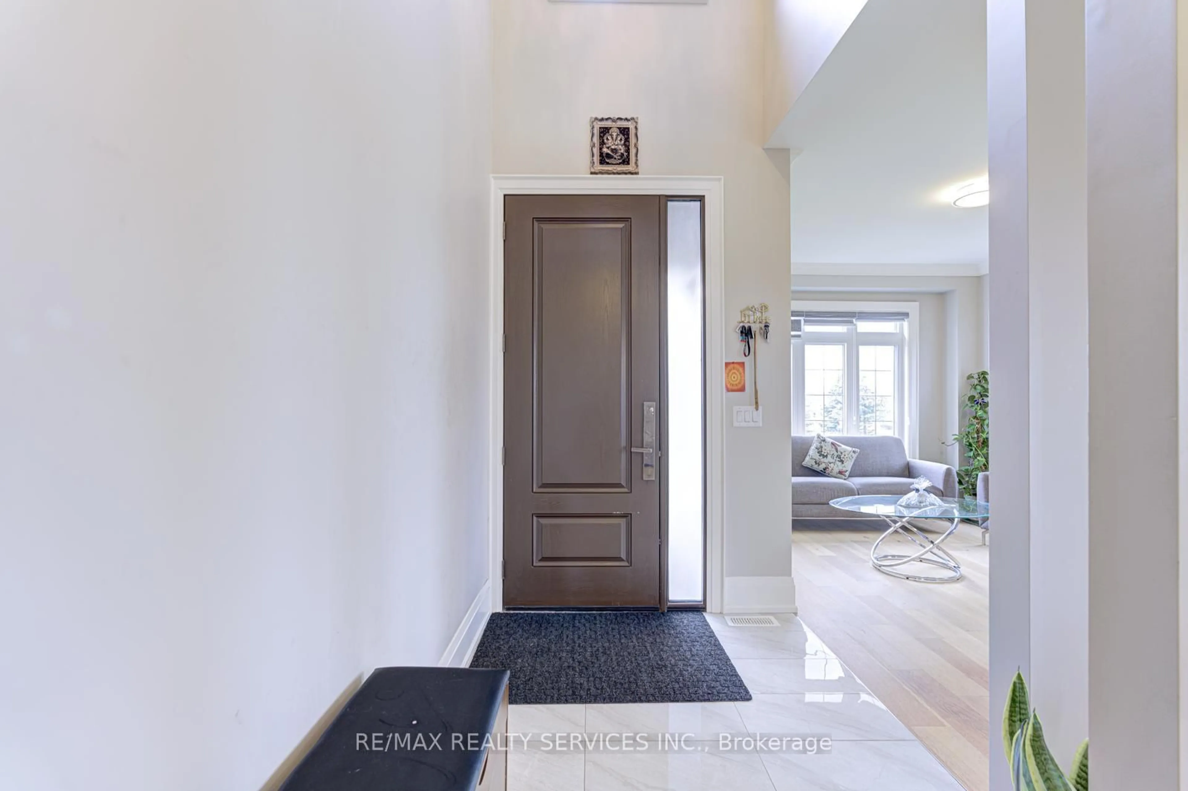 Indoor foyer for 25 Hibiscus Crt, Brampton Ontario L6R 0K6