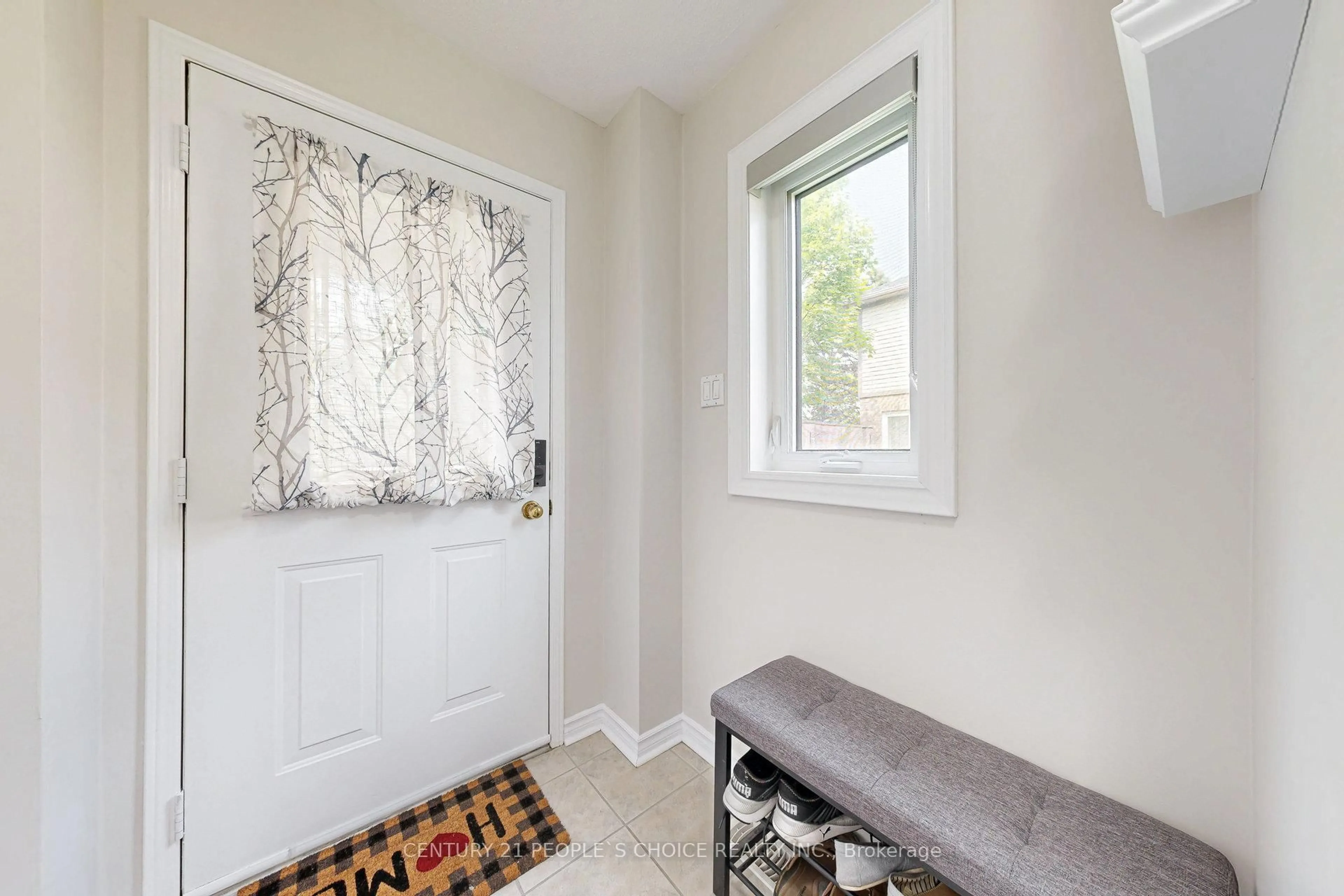 Indoor entryway for 5255 Guildwood Way #1, Mississauga Ontario L5R 4A6