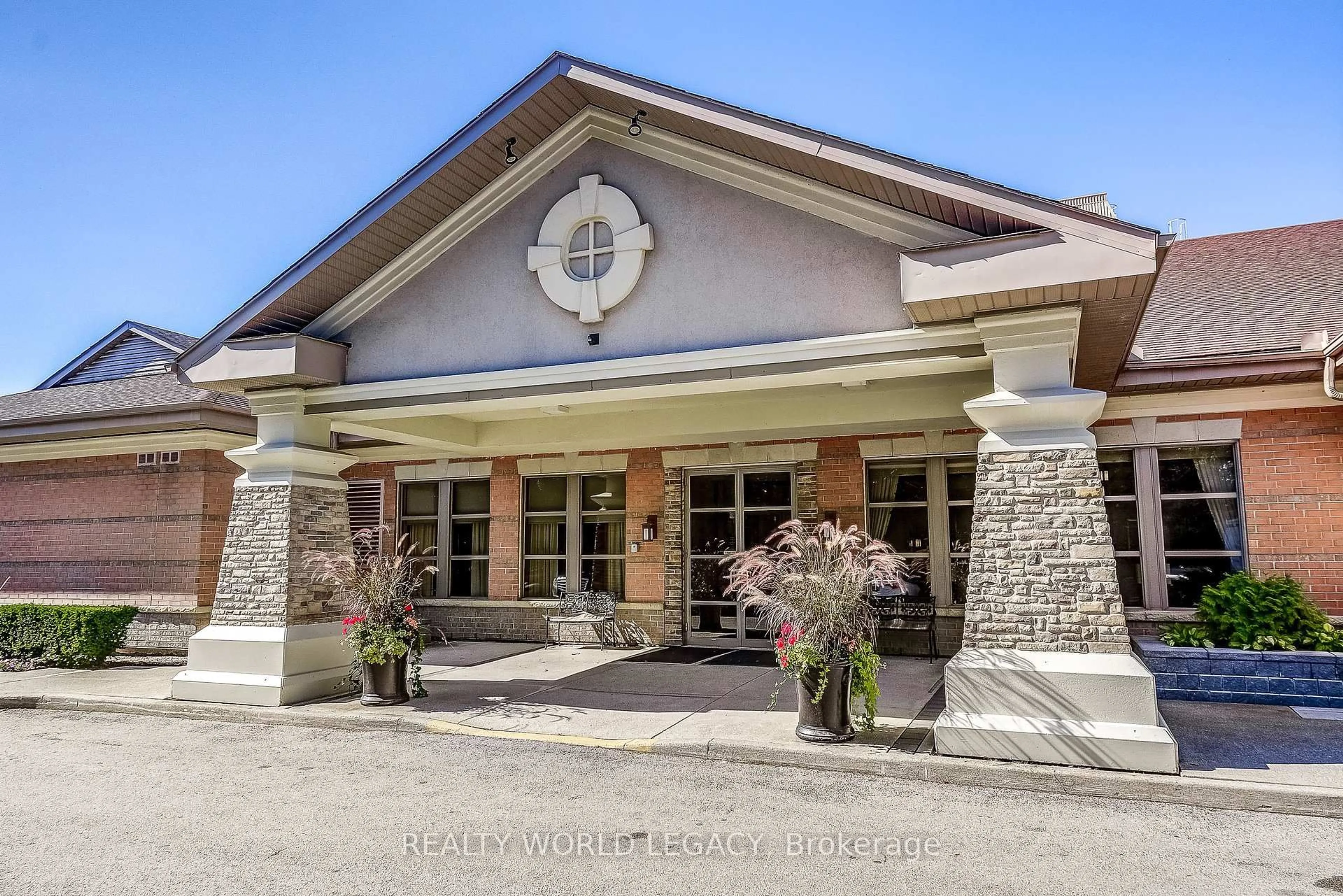 Indoor foyer for 100 Burloak Dr #1218, Burlington Ontario L7L 6P6