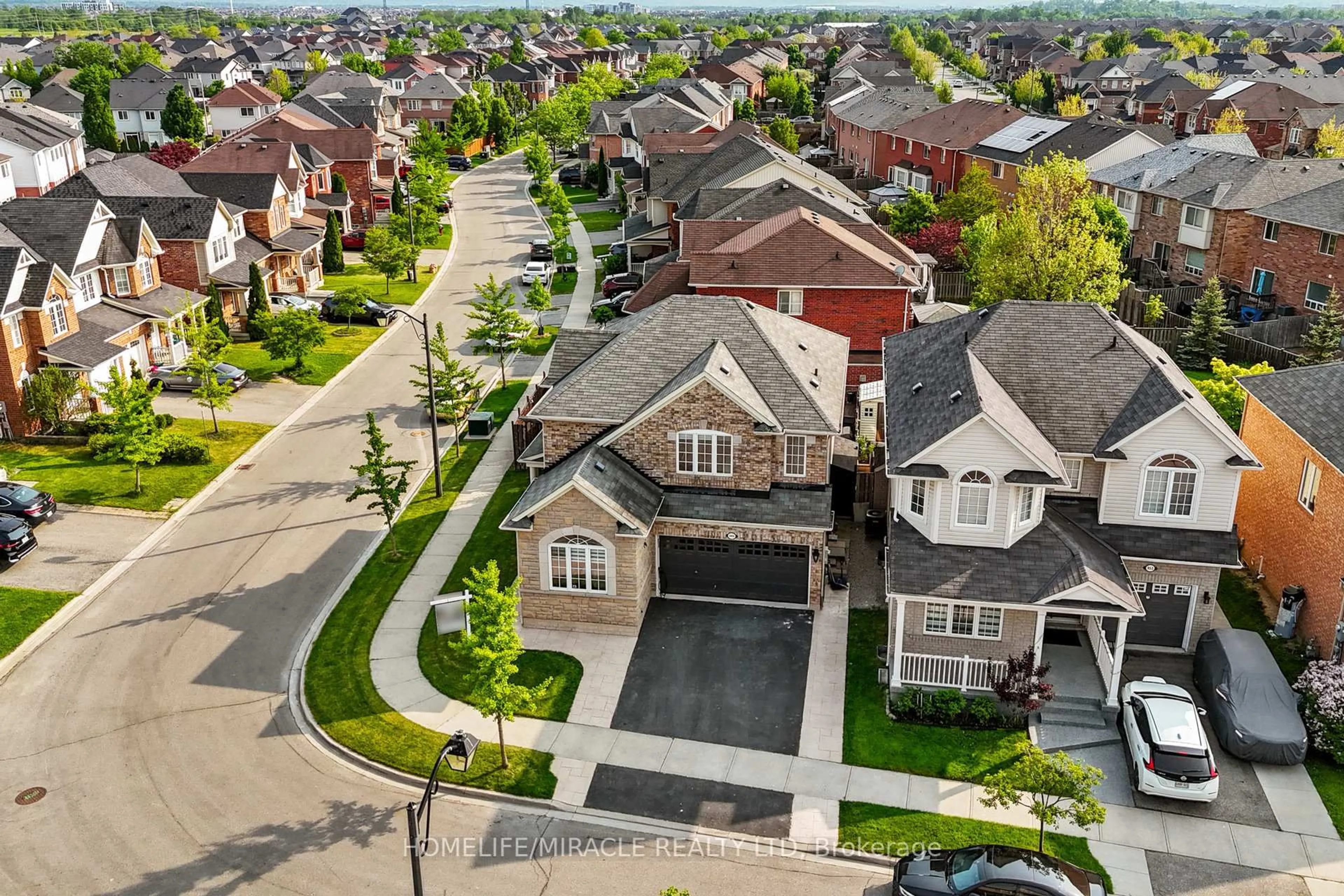 A pic from outside/outdoor area/front of a property/back of a property/a pic from drone, street for 949 Zelinsky Cres, Milton Ontario L9T 0L5