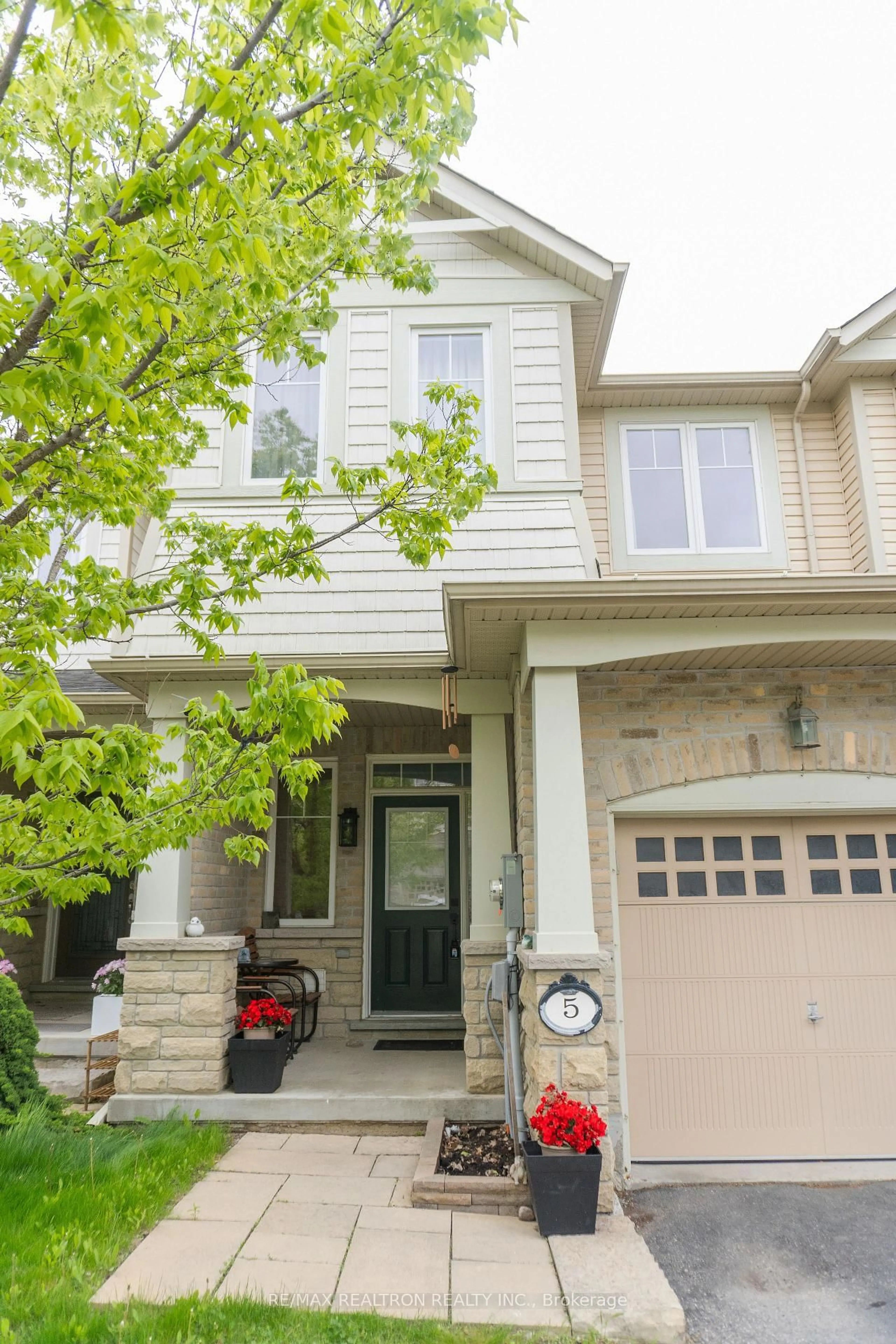 Home with vinyl exterior material, street for 5 Aspenview Ave, Caledon Ontario L7C 3P9