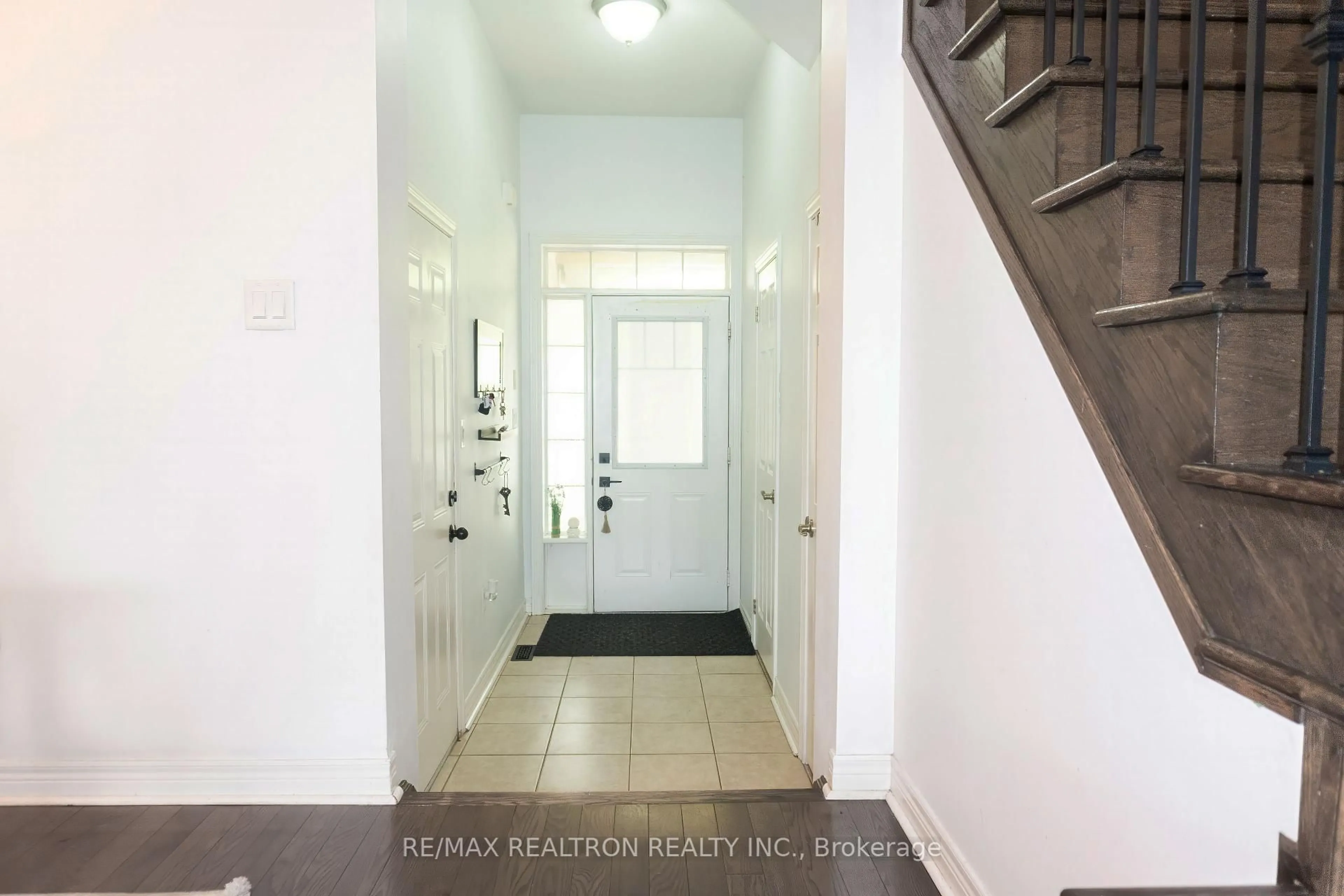 Indoor entryway for 5 Aspenview Ave, Caledon Ontario L7C 3P9
