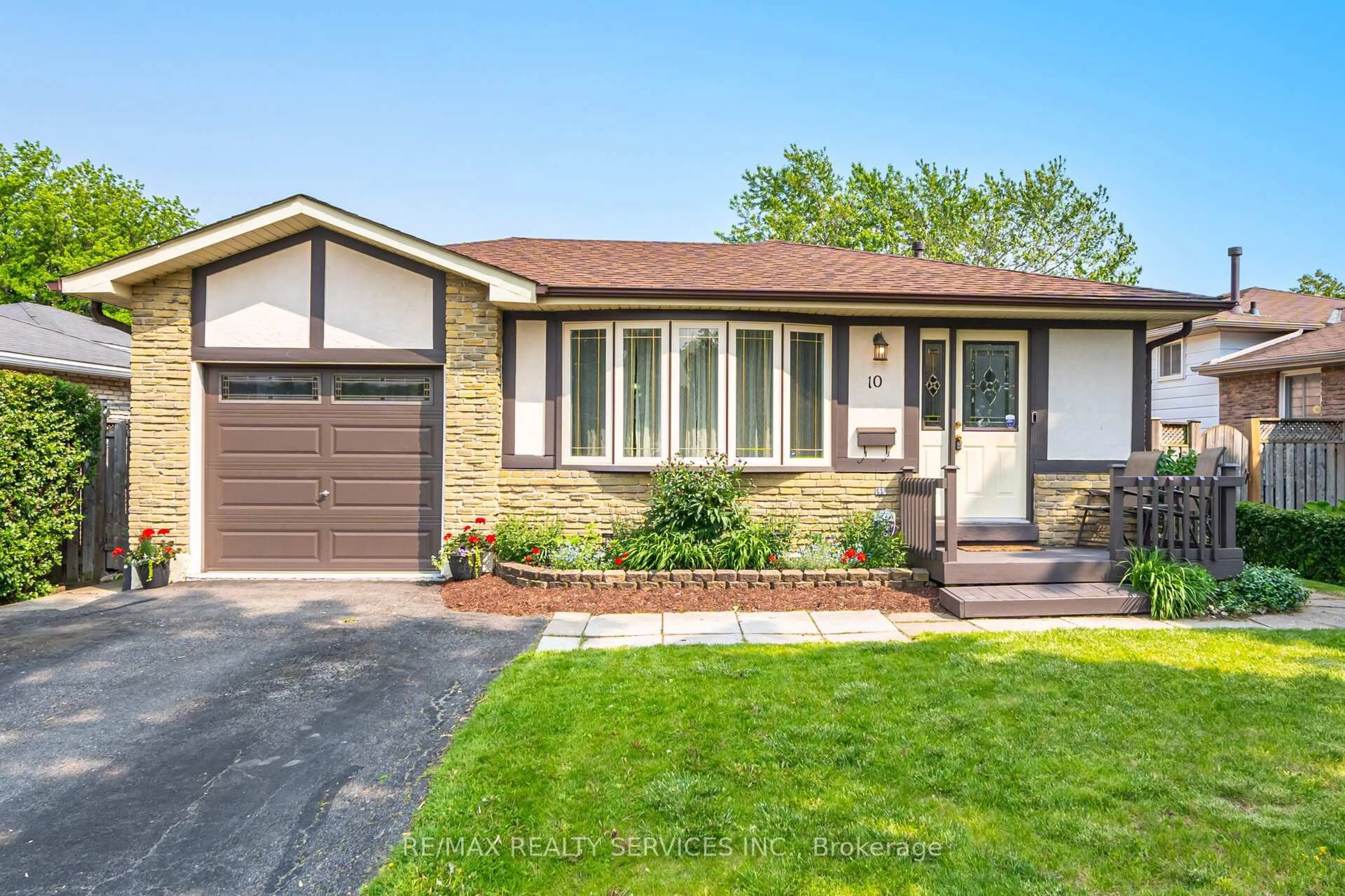 Home with vinyl exterior material, street for 10 Gatewood Dr, Brampton Ontario L6S 1Y9