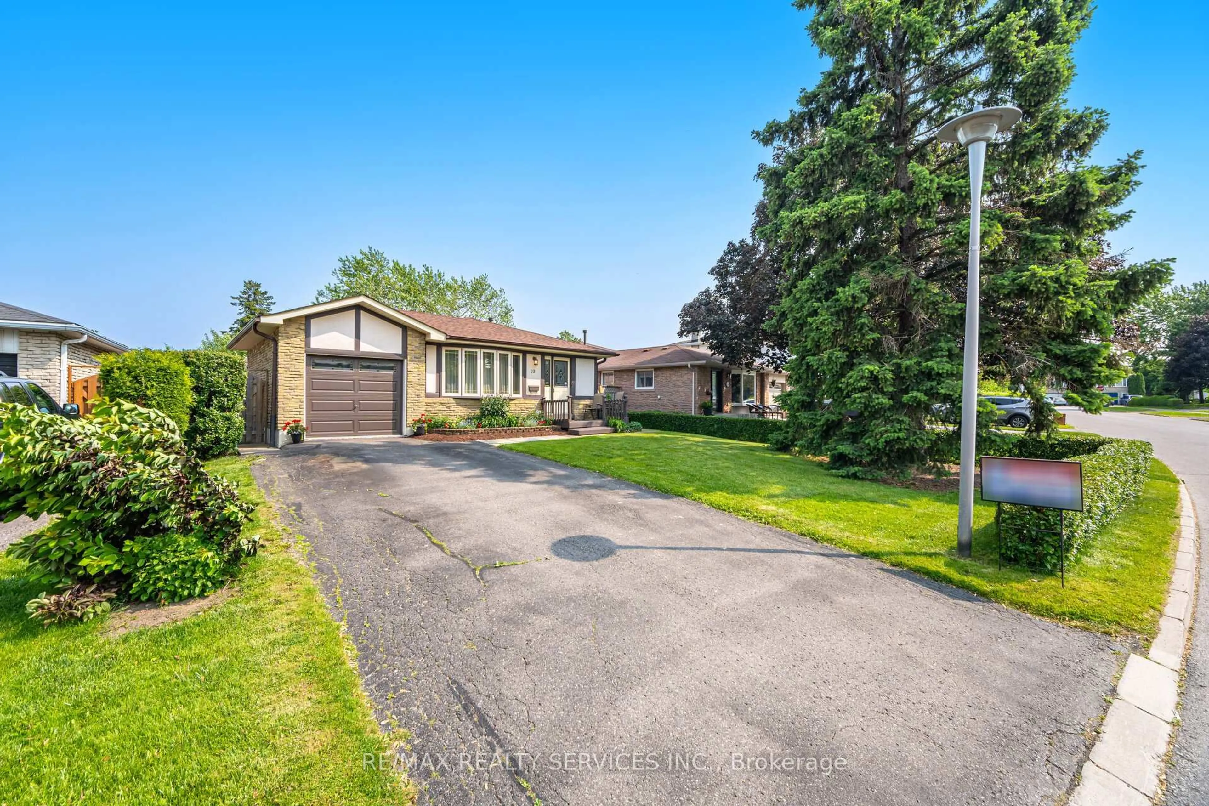 A pic from outside/outdoor area/front of a property/back of a property/a pic from drone, street for 10 Gatewood Dr, Brampton Ontario L6S 1Y9