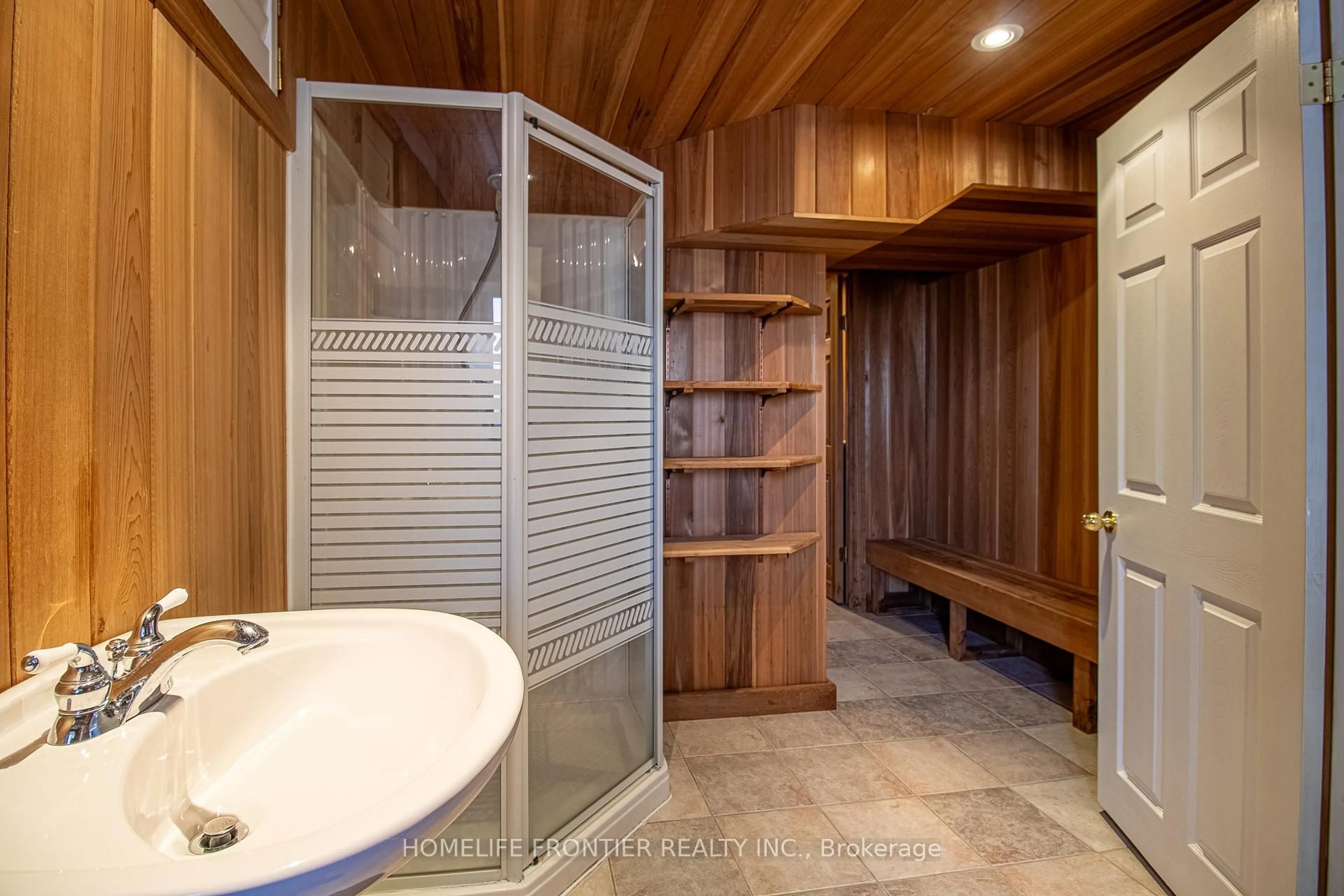 Standard bathroom, ceramic/tile floor for 2442 Yorktown Circ, Mississauga Ontario L5M 5X9