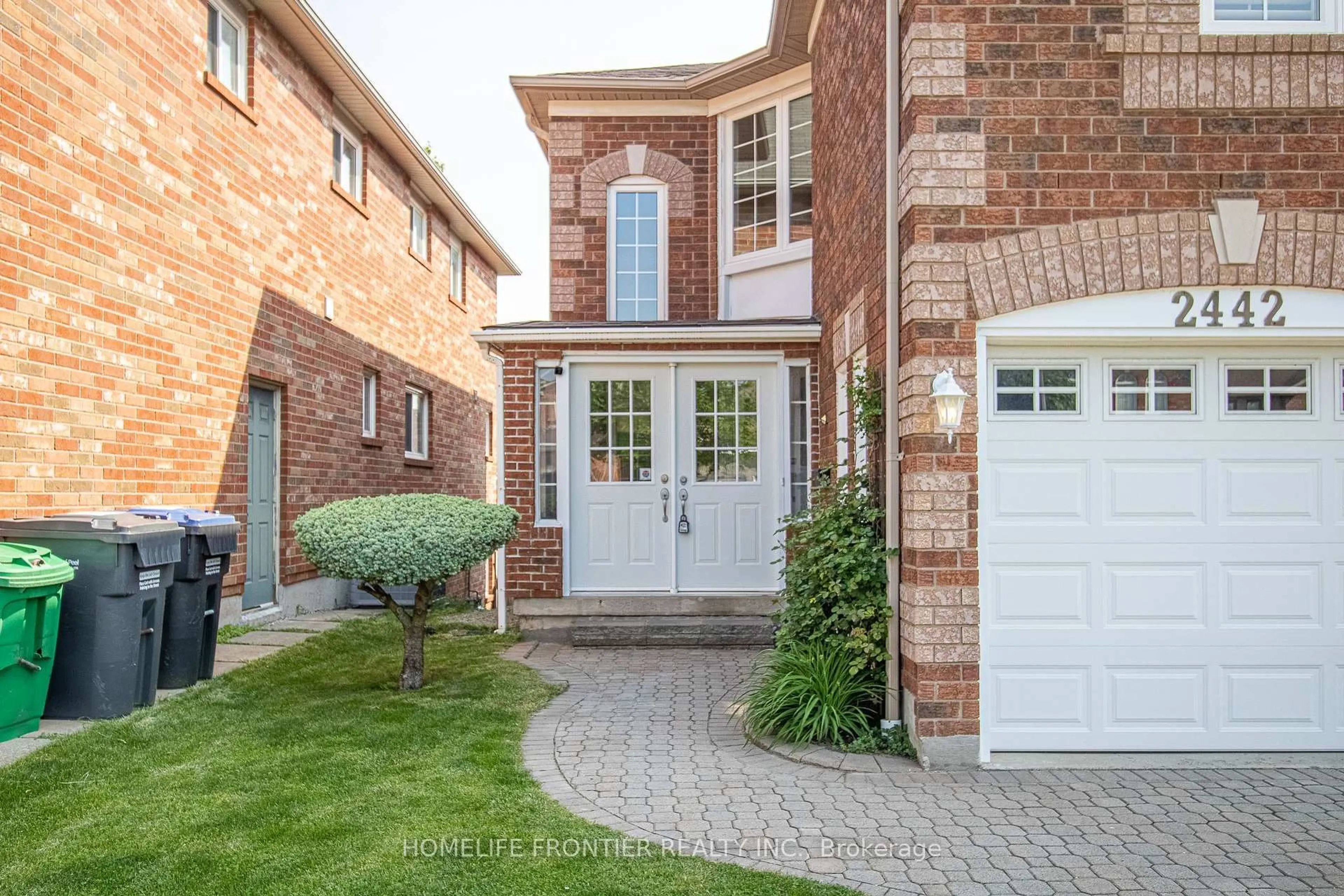 Home with brick exterior material, street for 2442 Yorktown Circ, Mississauga Ontario L5M 5X9