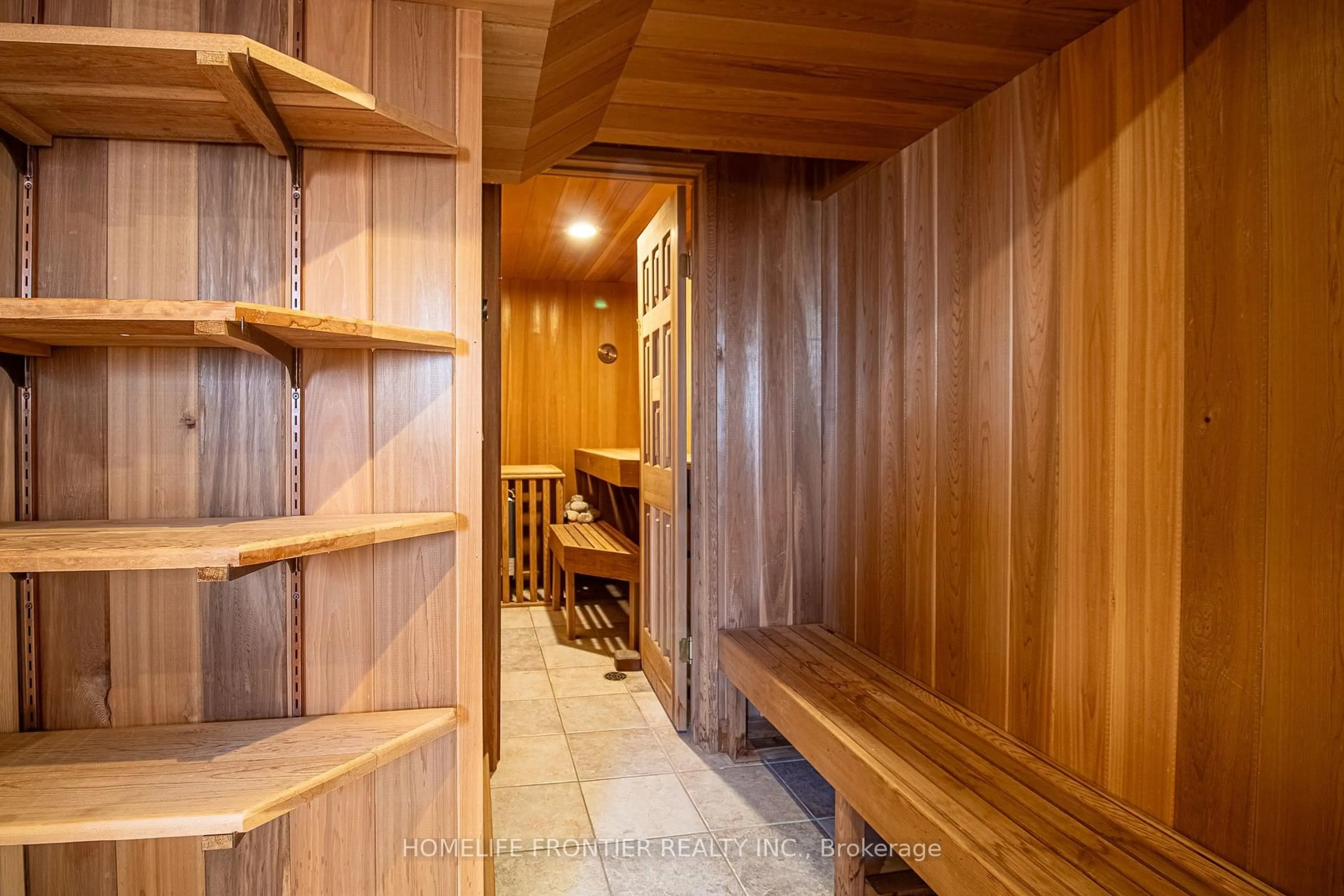Indoor foyer for 2442 Yorktown Circ, Mississauga Ontario L5M 5X9