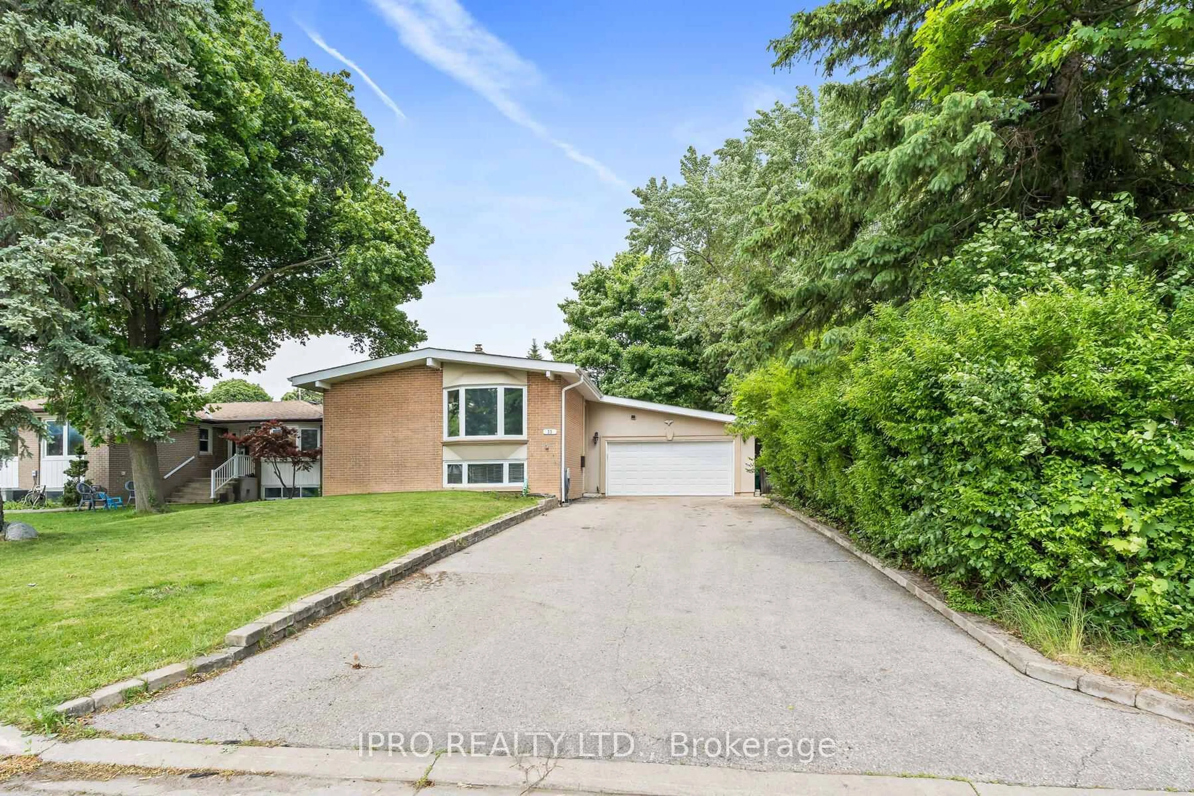 A pic from outside/outdoor area/front of a property/back of a property/a pic from drone, street for 23 Stanley Crt, Brampton Ontario L6Y 2B1