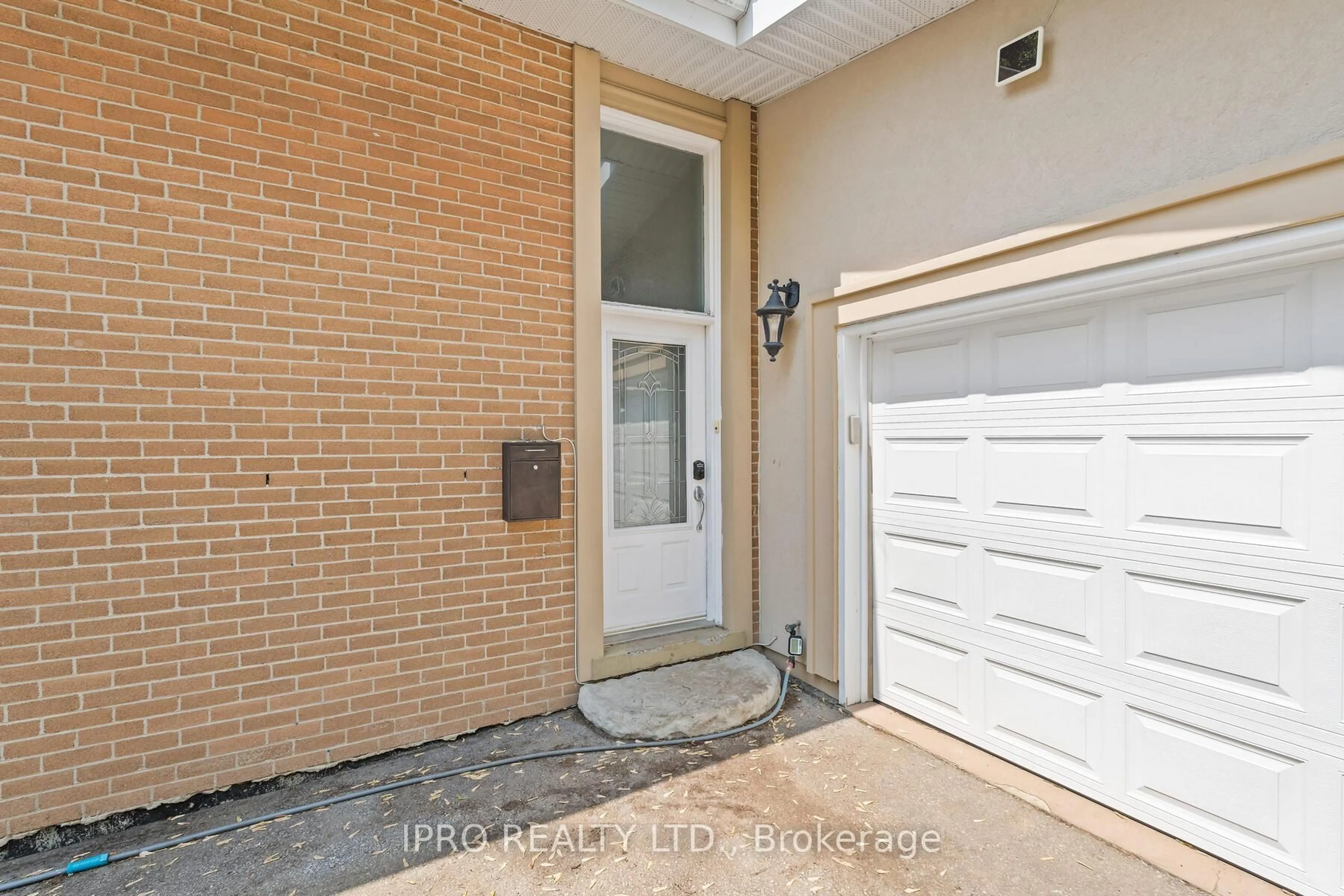 Indoor entryway for 23 Stanley Crt, Brampton Ontario L6Y 2B1