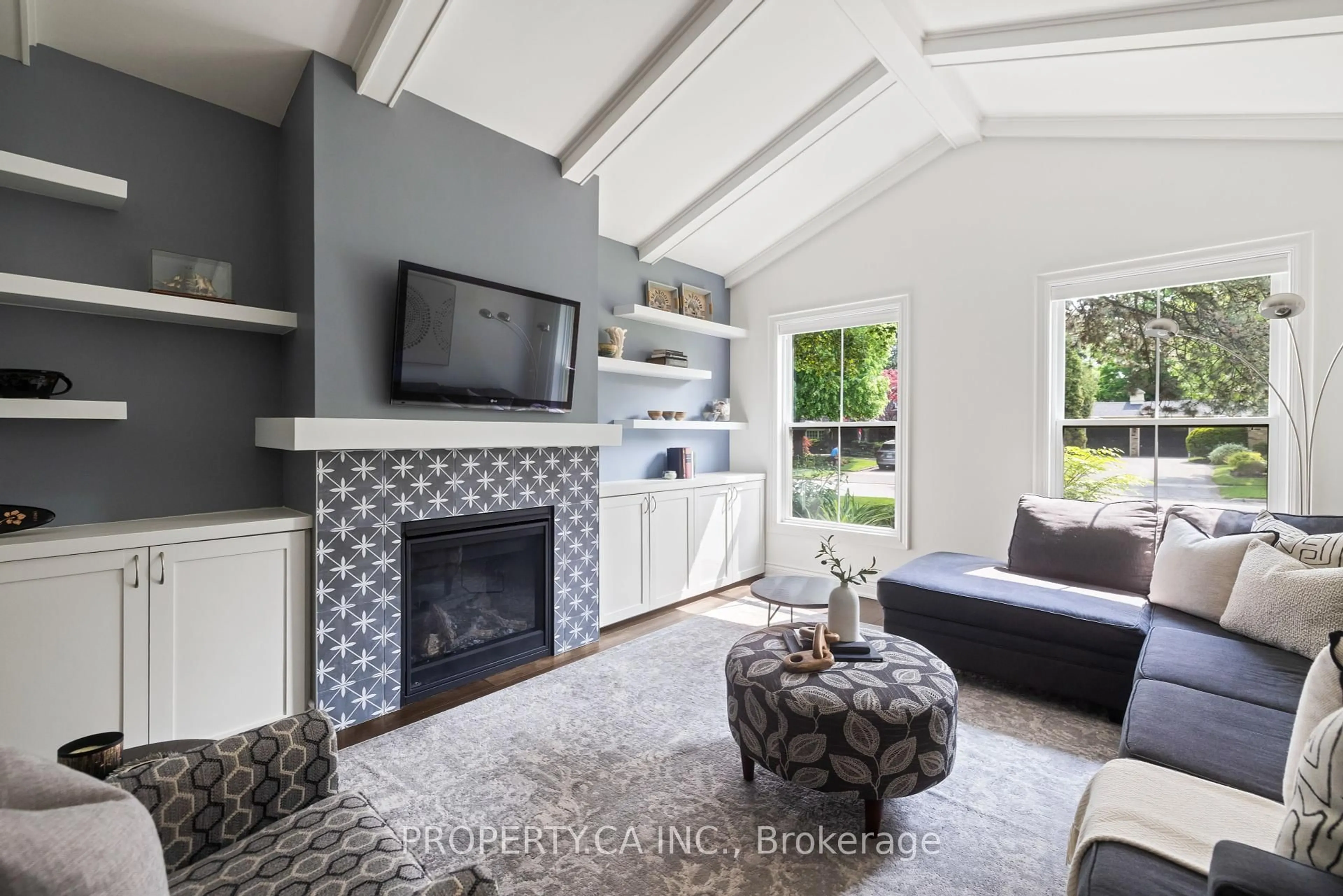 Living room with furniture, unknown for 269 Beechfield Rd, Oakville Ontario L6J 5H9