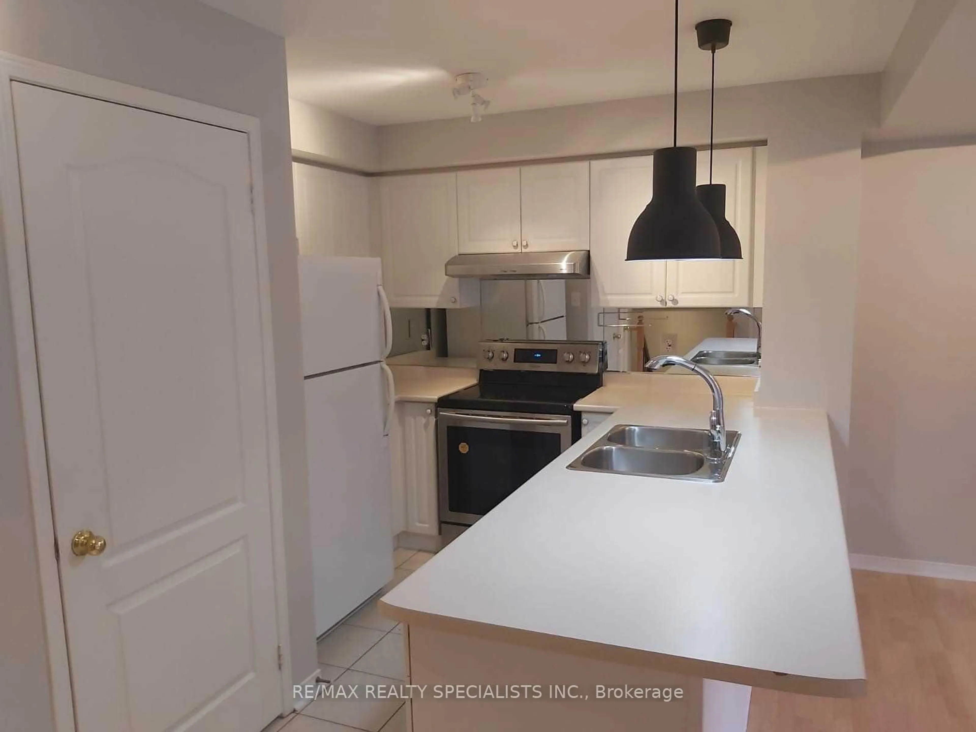 Standard kitchen, unknown for 3250 Bentley Dr #7, Mississauga Ontario L5M 0P7